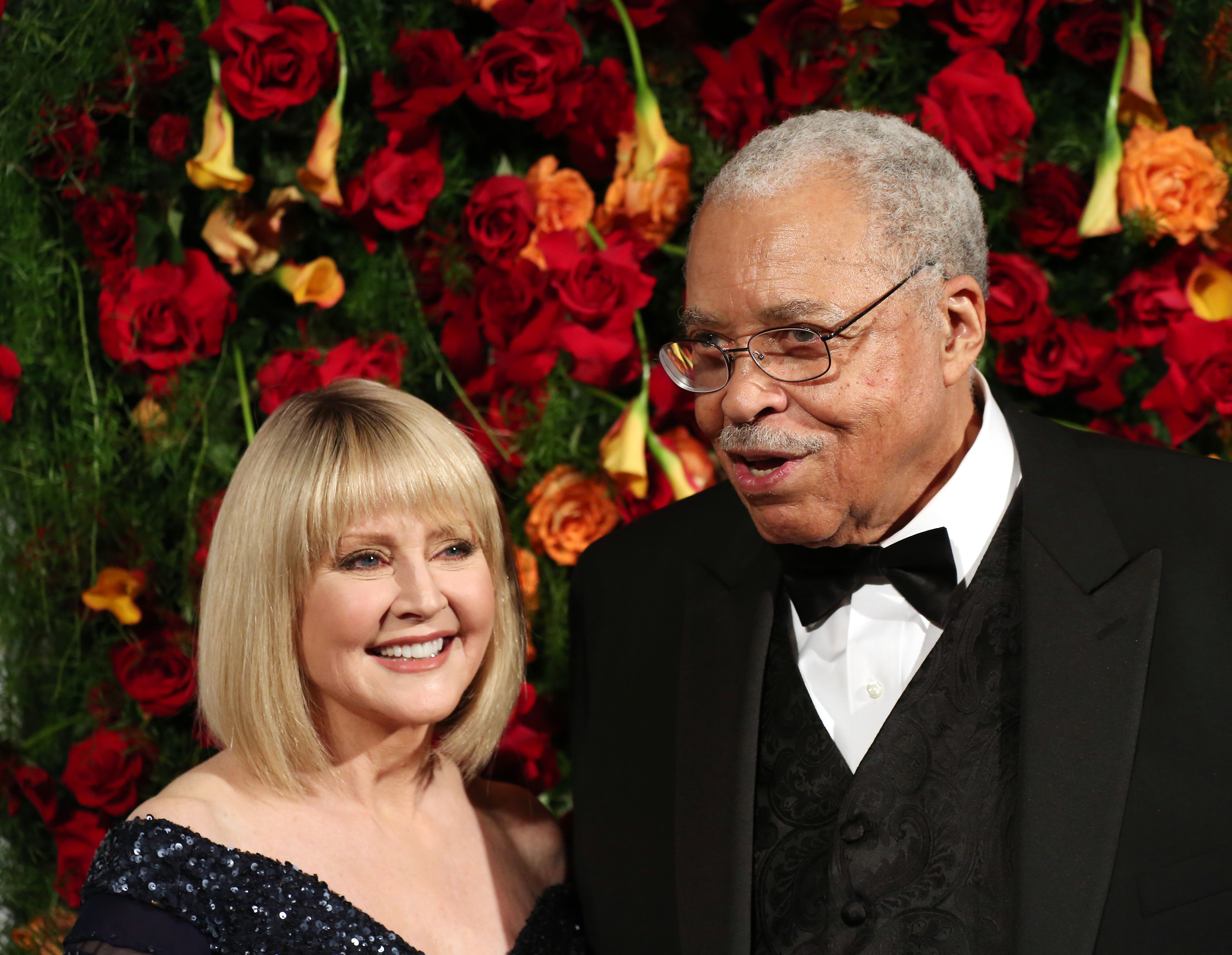 Cecilia Hart y James Earl Jones en el acto en su honor organizado por el American Theatre Wing el 28 de septiembre de 2015, en Nueva York | Fuente: Getty Images