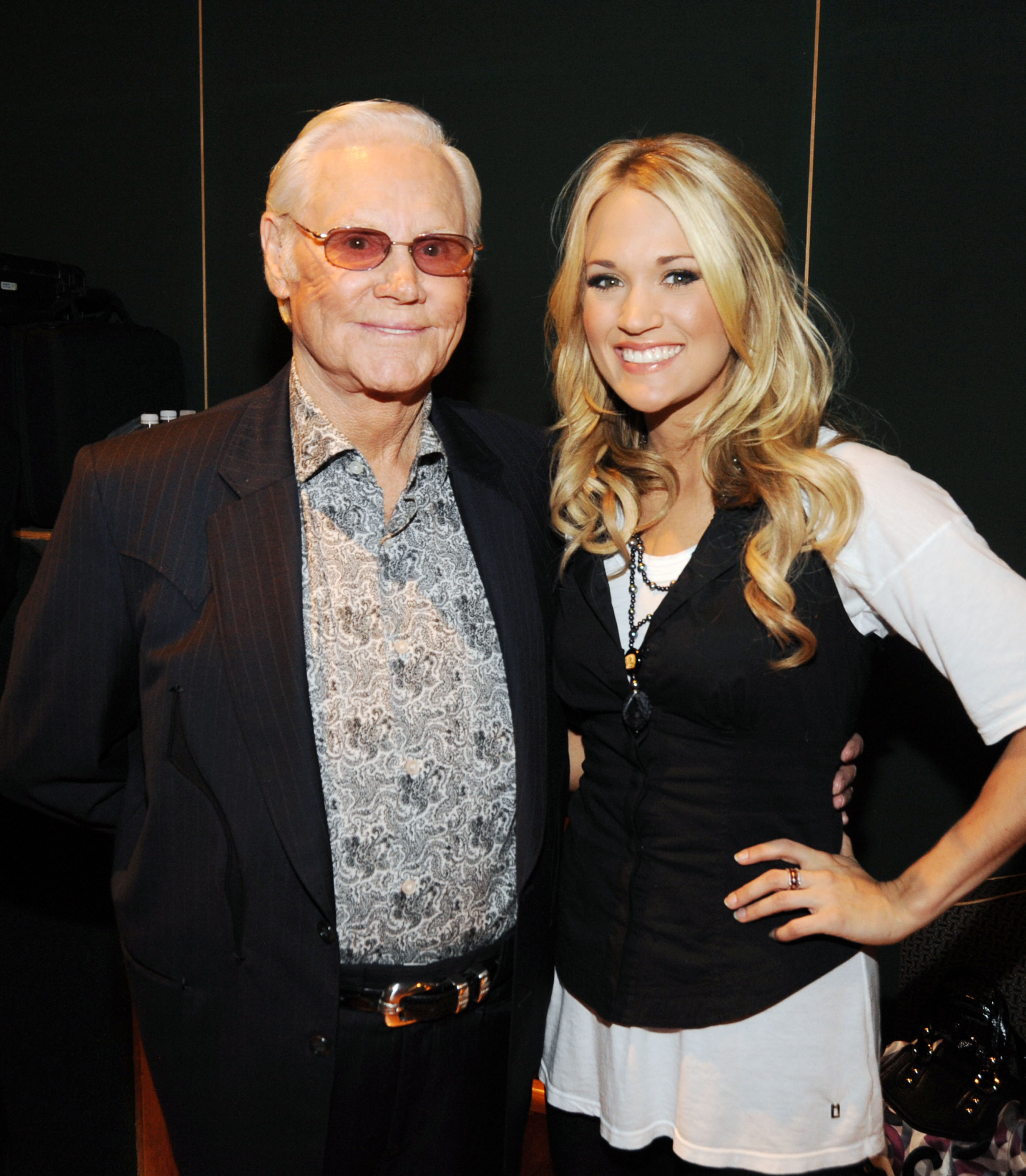 En noviembre de 2009, fotografiaron a Carrie junto al veterano de la música country George Jones en otro evento celebrado en Nashville para rendir homenaje a la música de Dolly. | Fuente: Getty Images