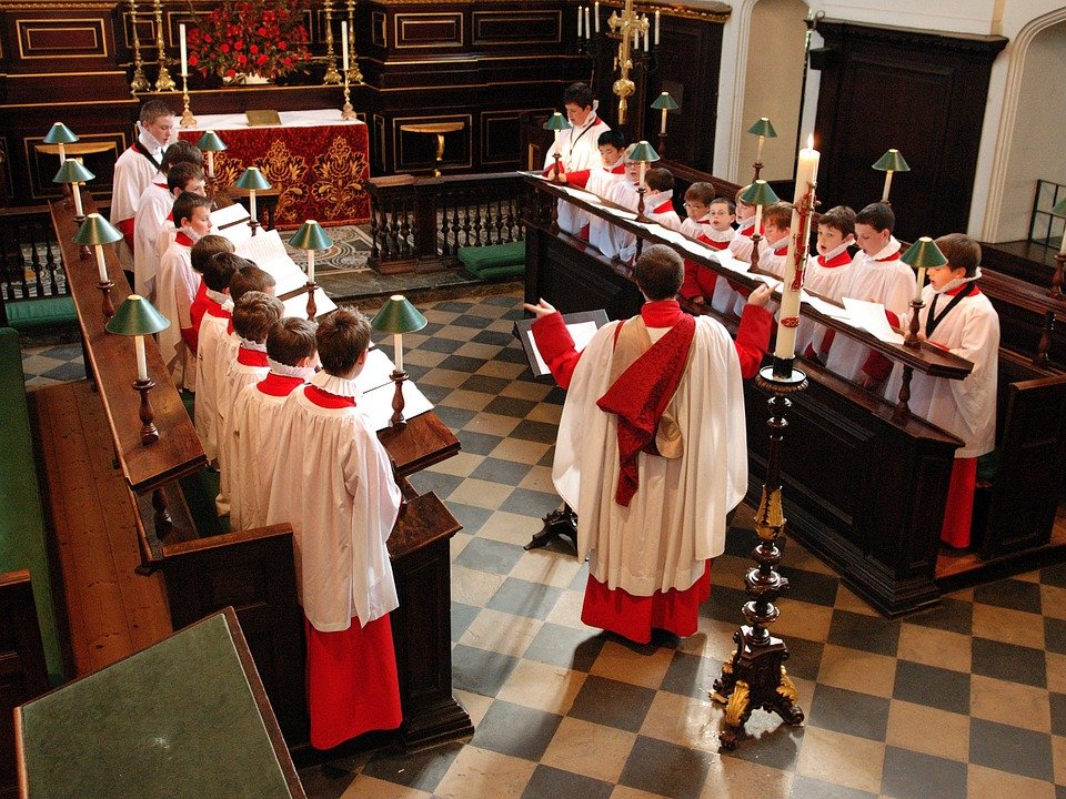 Grupo de niños cantando en coro de iglesia. | Imagen: Pixabay