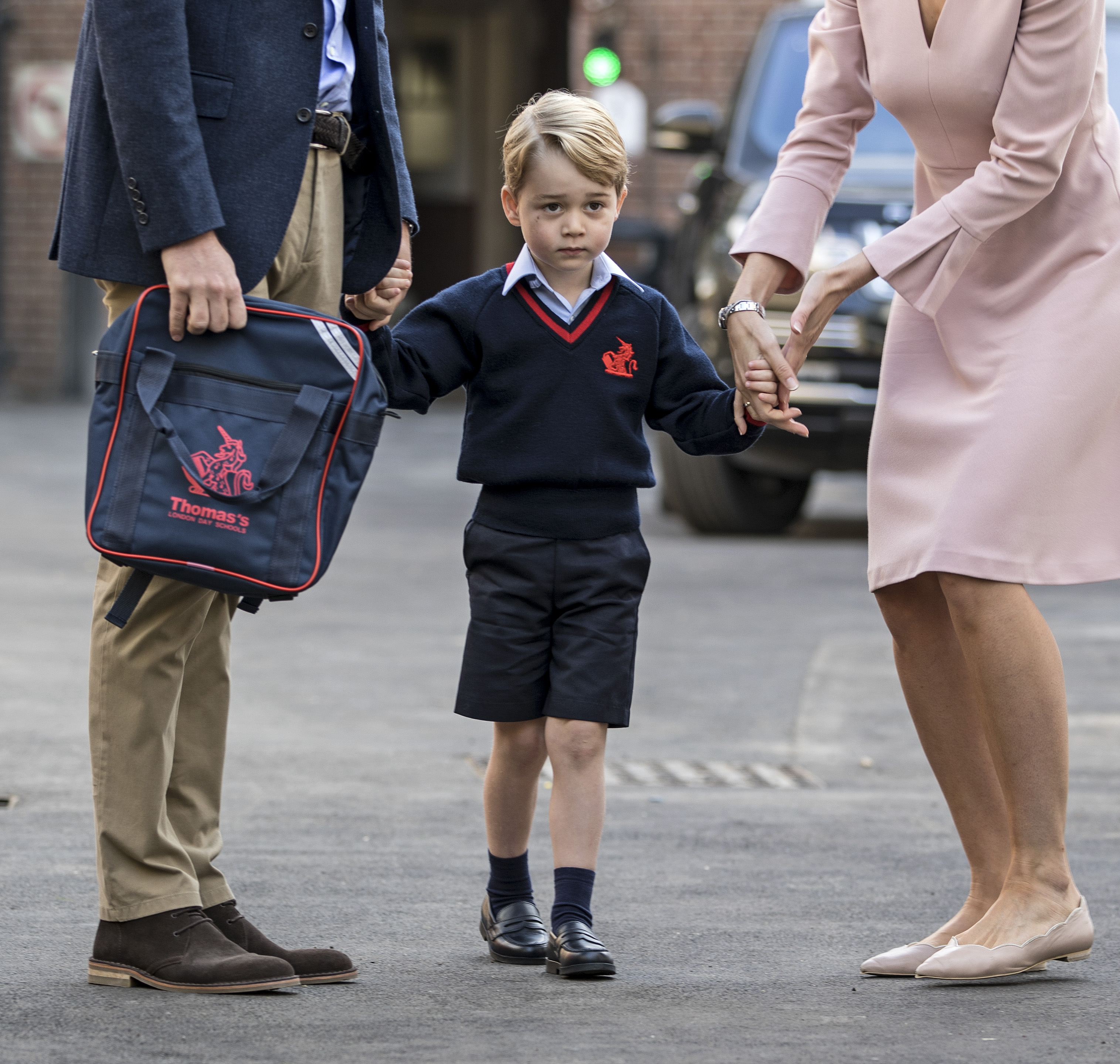 El 7 de septiembre tuvimos un adelanto más directo de ese hito de George en Eton, cuando el niño de 4 años llegó a su primer día en Thomas’s Battersea. Nueve años después, otro primer día de colegio demostraría lo mucho que había cambiado.