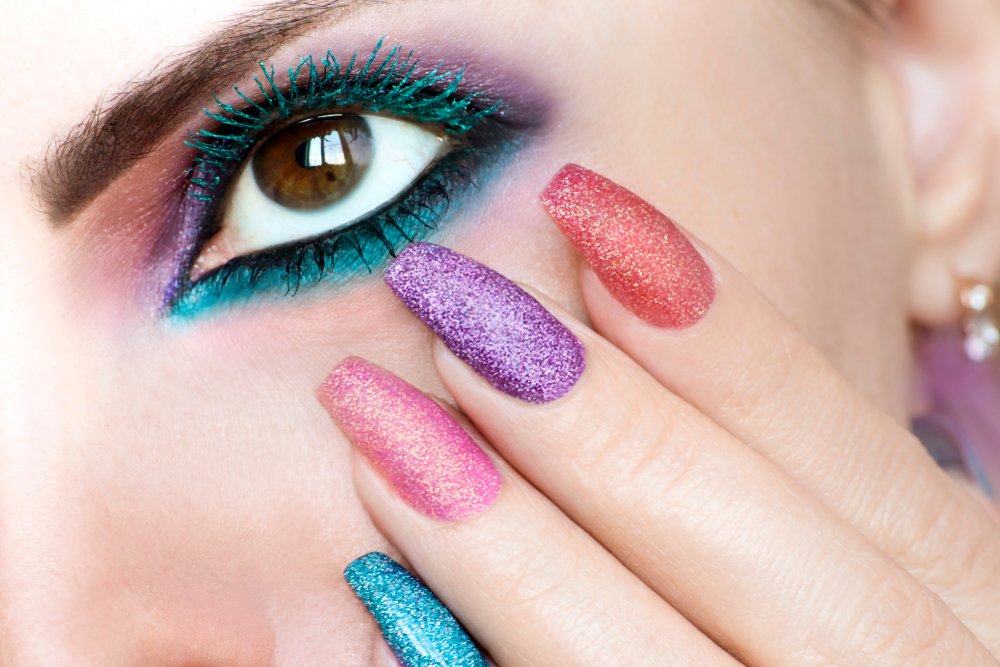 Maquillaje azul y morado. | Foto: Shutterstock