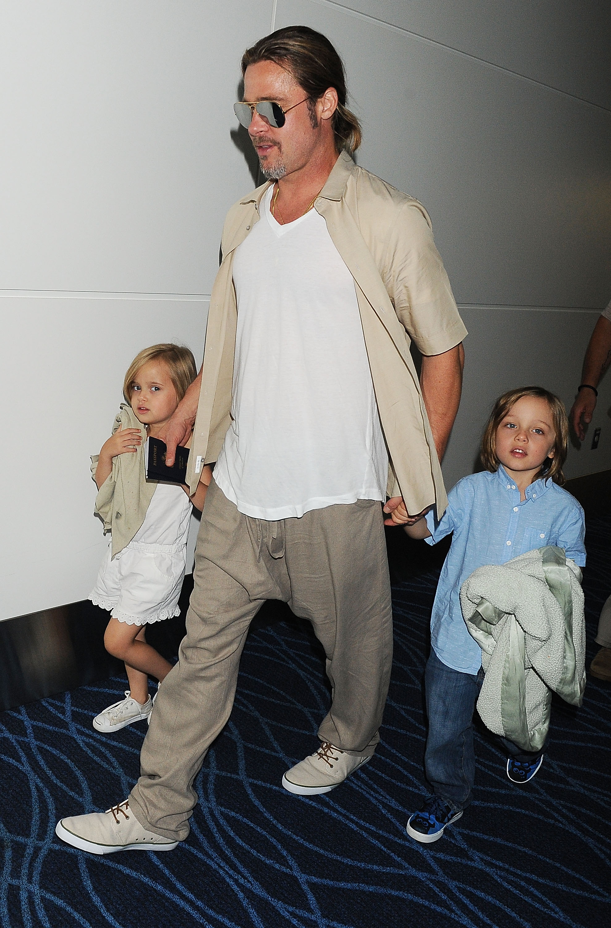 Brad Pitt, Knox Jolie-Pitt y Vivienne Jolie-Pitt vistos en Tokio, Japón, el 30 de julio de 2013. | Fuente: Getty Images