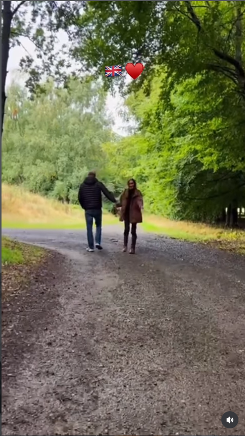 Harry y Meghan se ven muy relajados mientras pasean de la mano por el frondoso campo, en uno de los momentos más íntimos de la escapada de la familia a Gran Bretaña. Esta escena tranquila contrasta con el revuelo que se desató por un breve instante en otra parte del vídeo, cuando los espectadores empezaron a escuchar con atención a Archie. | Fuente: Instagram/meghan