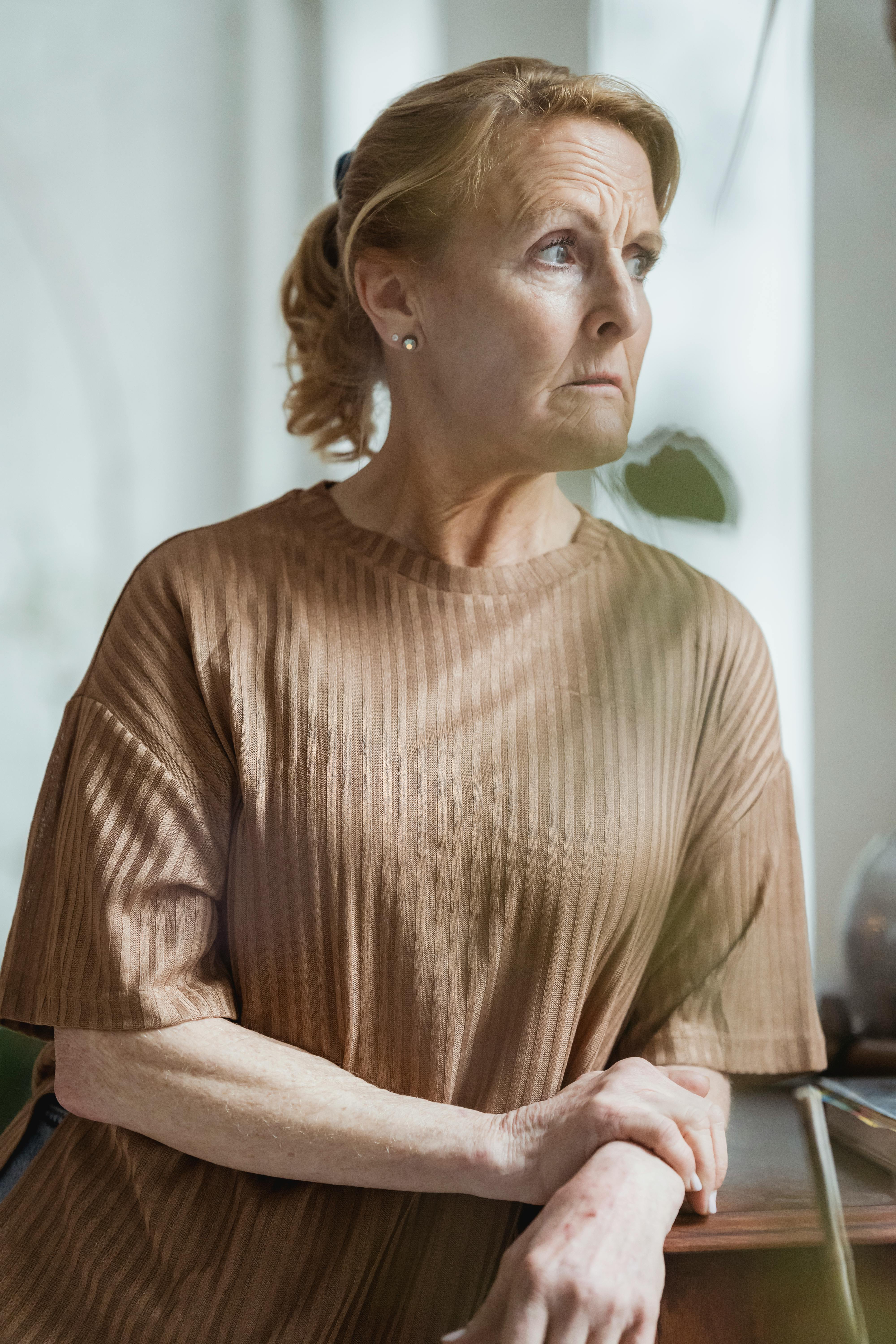 Una mujer seria | Fuente: Pexels