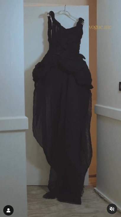 Vestido negro de Paris Jackson, visto en un vídeo compartido en mayo de 2024 | Fuente: Instagram/voguearabia