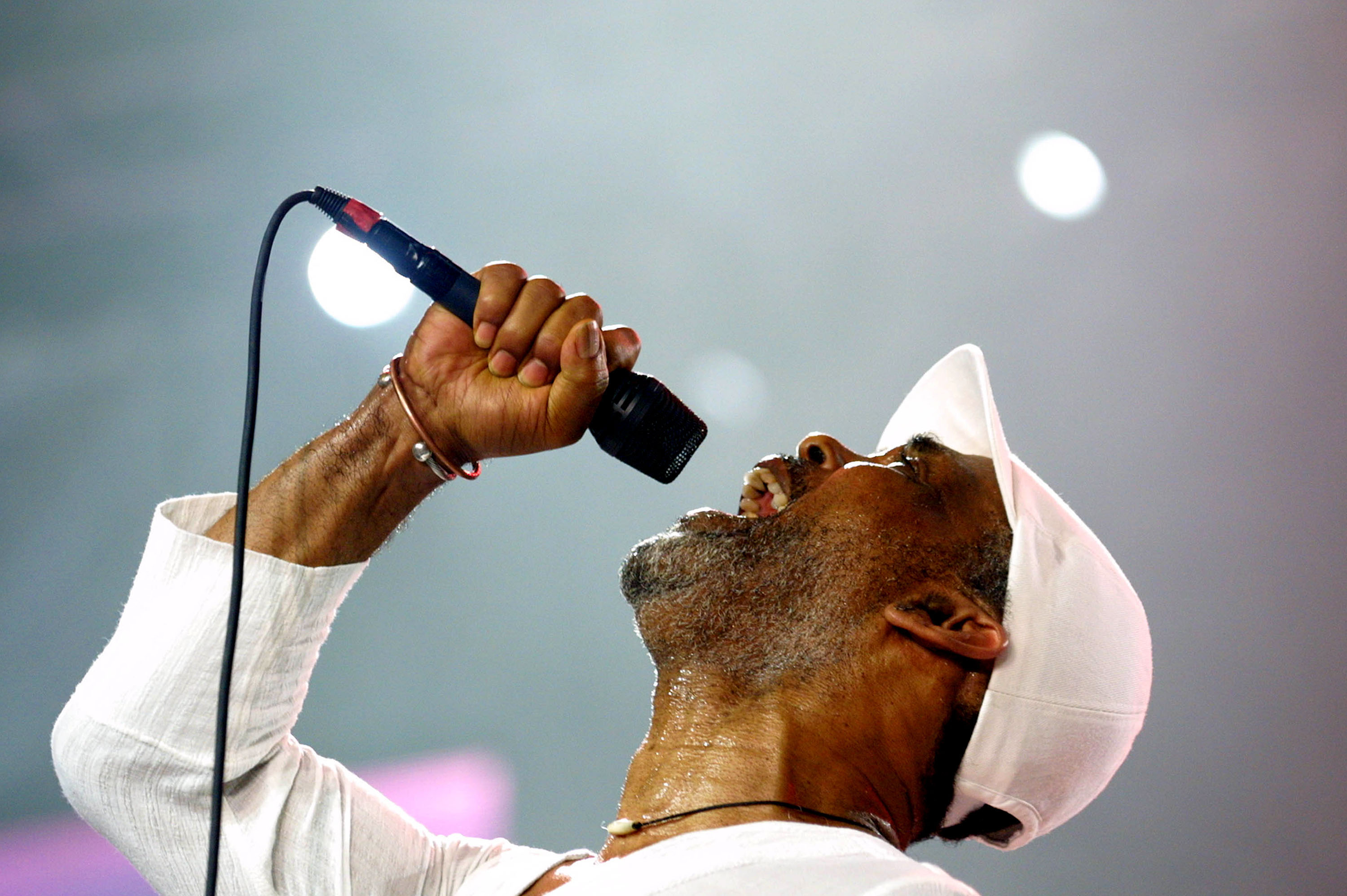 Frankie Beverly de Maze actúa para clausurar el 10º Festival Anual Essence en el Superdome de Nueva Orleans, el 4 de julio de 2004 | Fuente: Getty Images