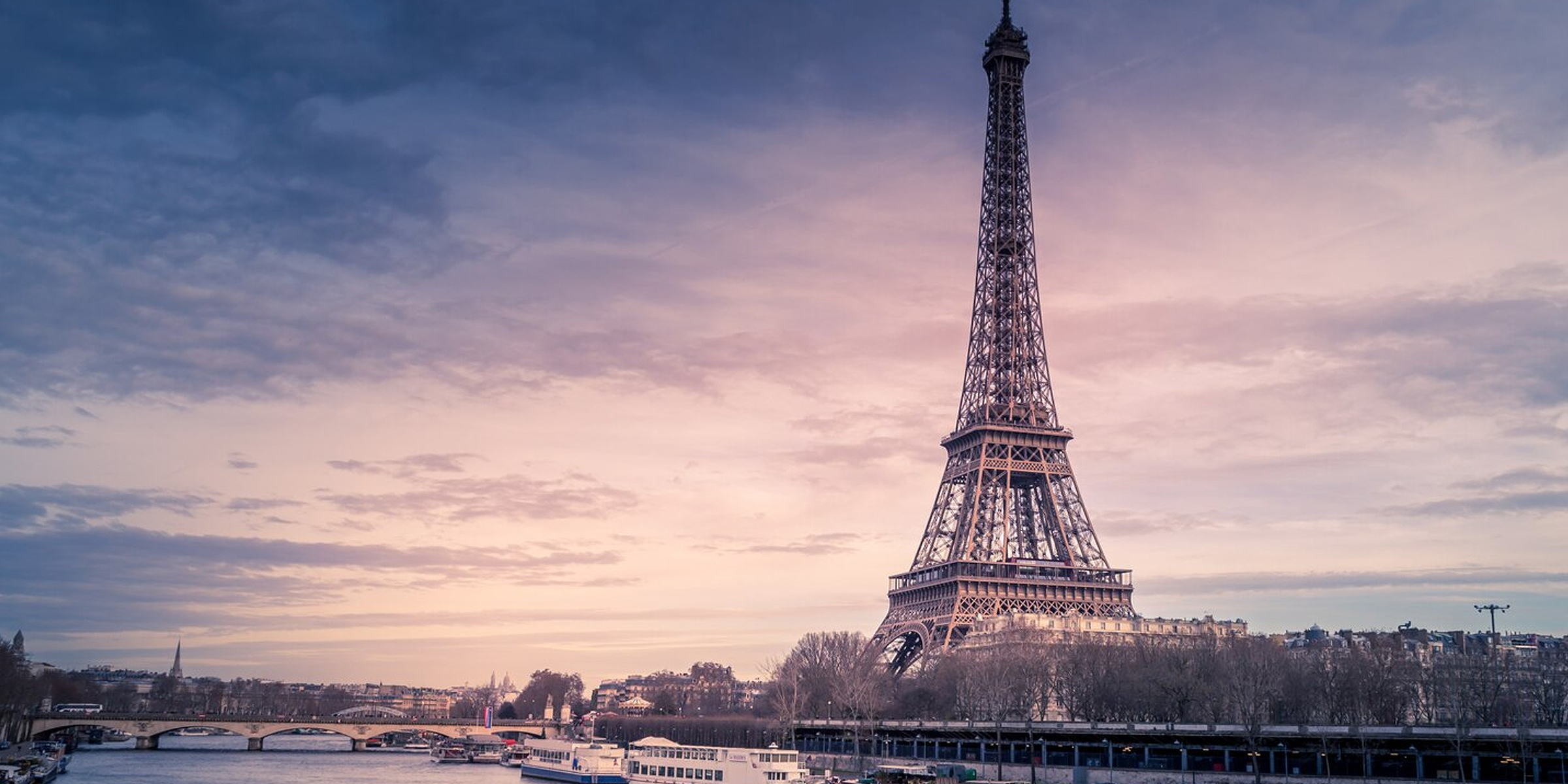 Una amplia toma de la Torre Eiffel | Fuente: Freepik