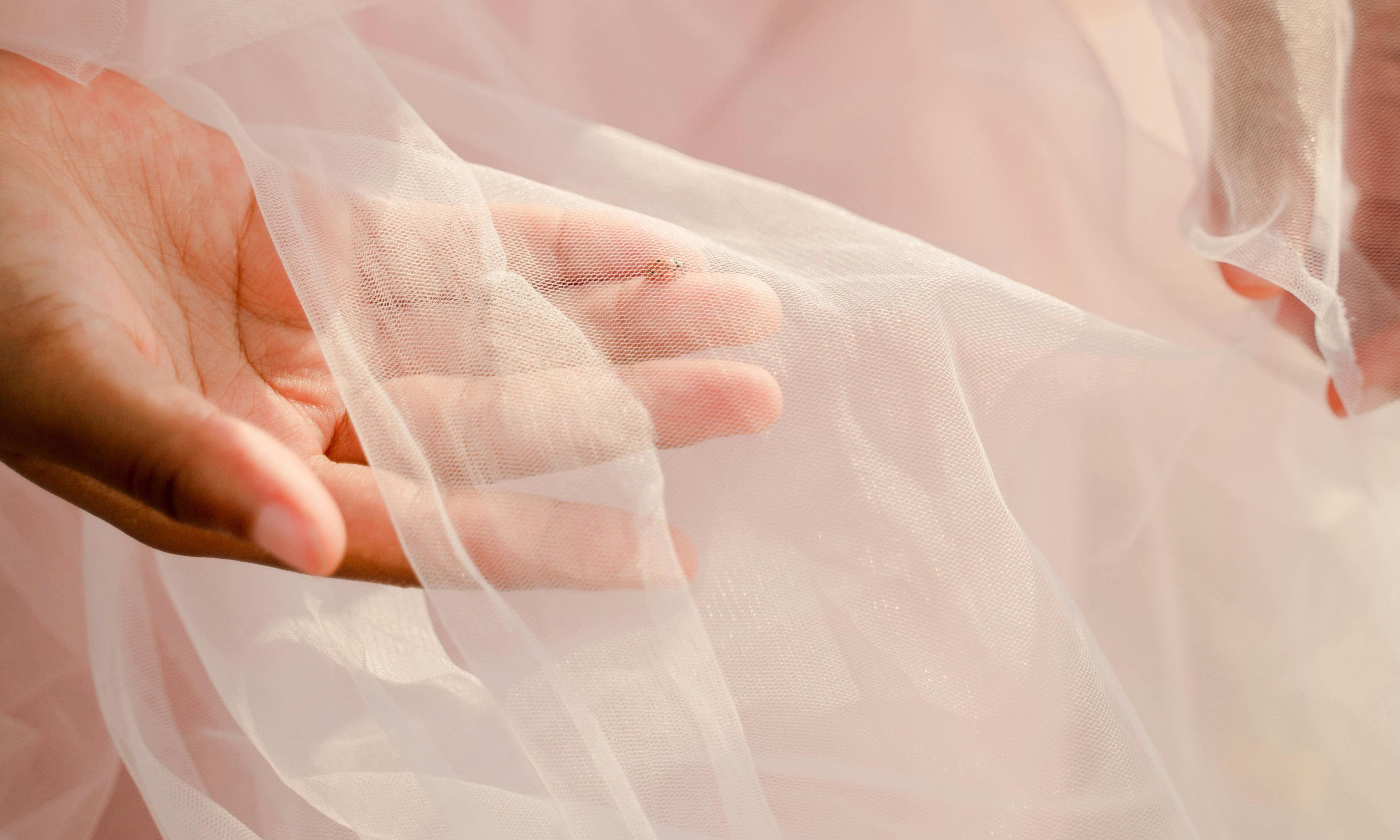 Los vestidos de las damas de honor exhiben tonos pastel e intrincados encajes | Fuente: Pexels