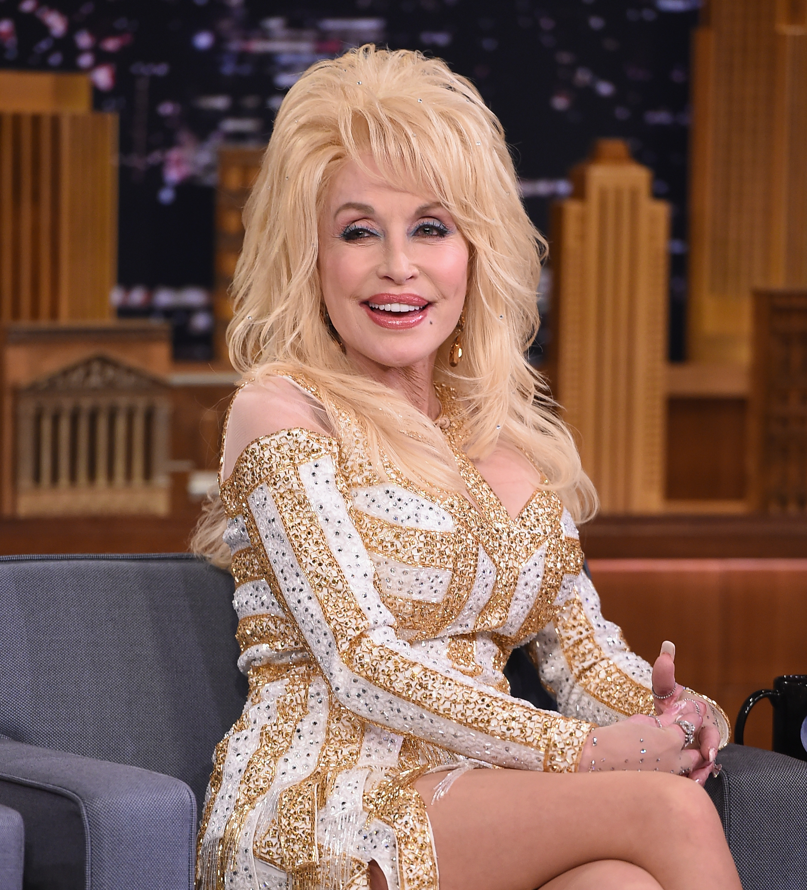 Dolly Parton visita "The Tonight Show Starring Jimmy Fallon" el 23 de agosto de 2016, en Nueva York | Foto: Getty Images