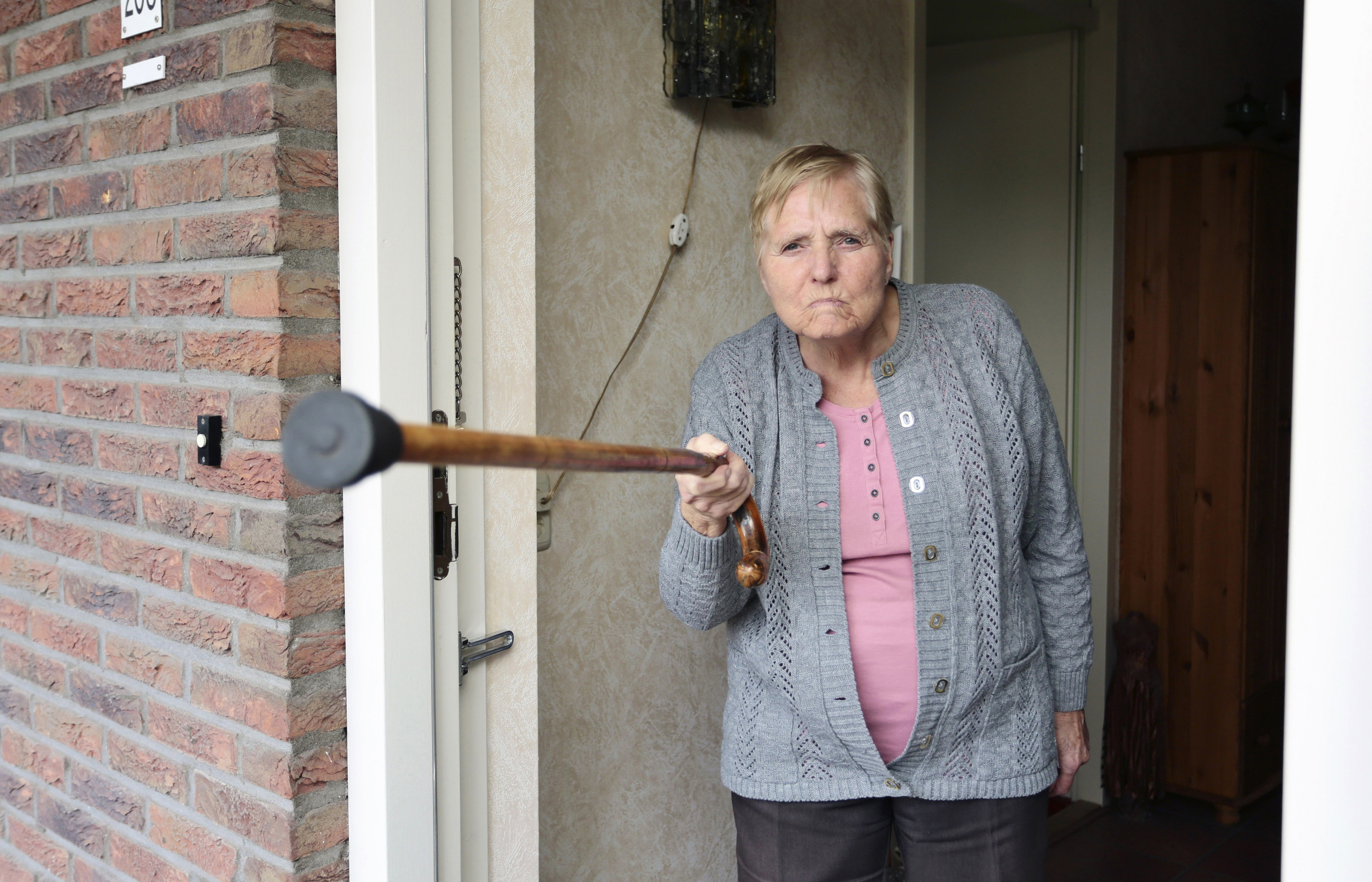 Mujer mayor enfadada | Foto: Shutterstock