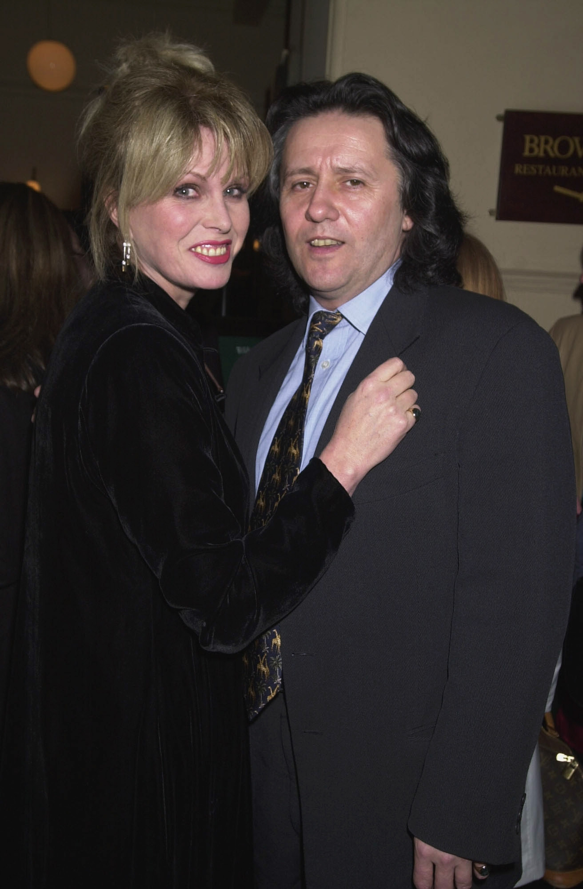 Joanna Lumley con Stephen Barlow el 3 de marzo de 2001, en Londres, Inglaterra. | Fuente: Getty Images