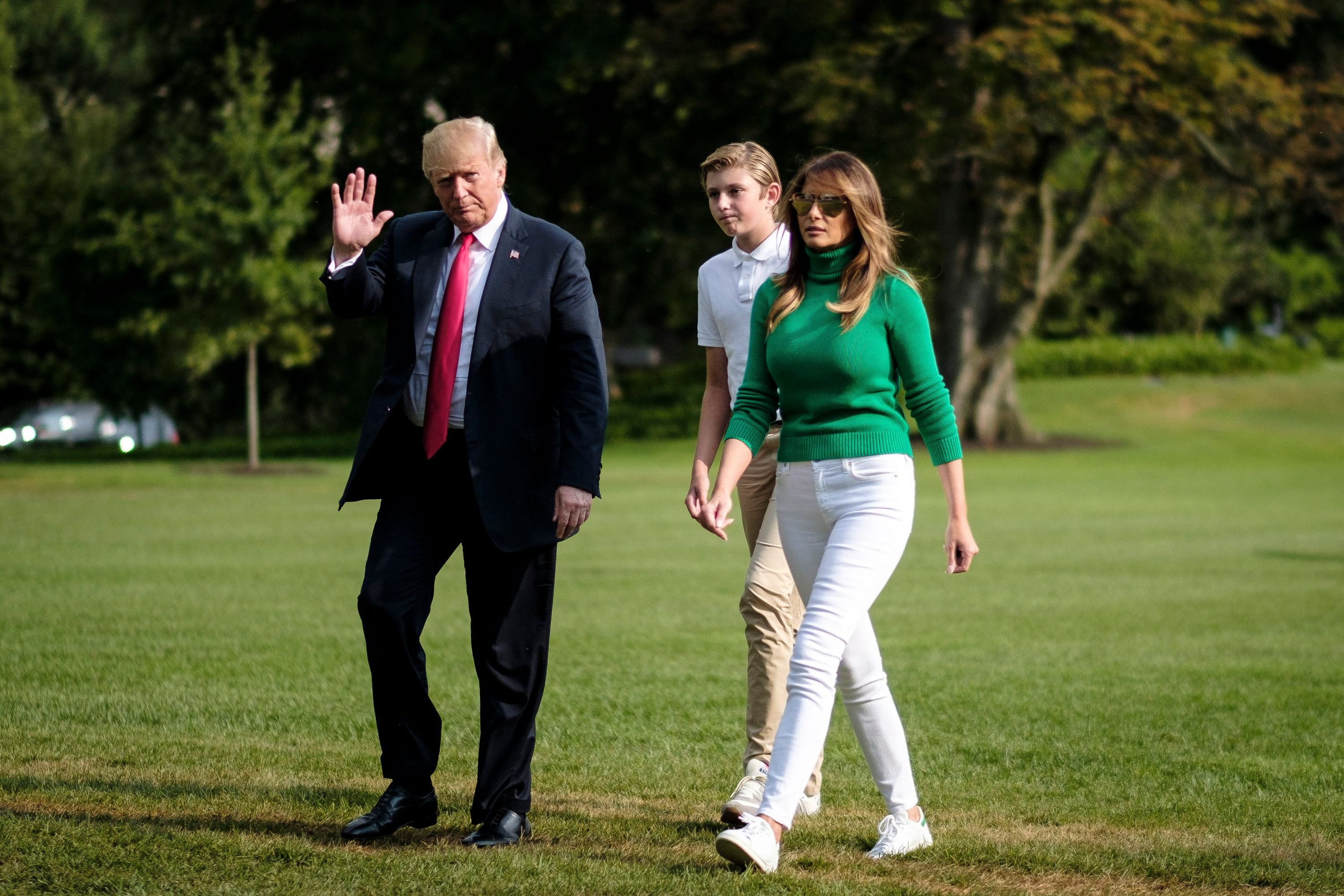 Donald Trump, Melania y su hijo Barron, en el Jardín Sur de la Casa Blanca, el 19 de agosto de 2018 en Washington, D.C. | Foto: Getty Images