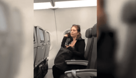Mujer discutiendo en el avión / Imagen tomada de: Miami Herald