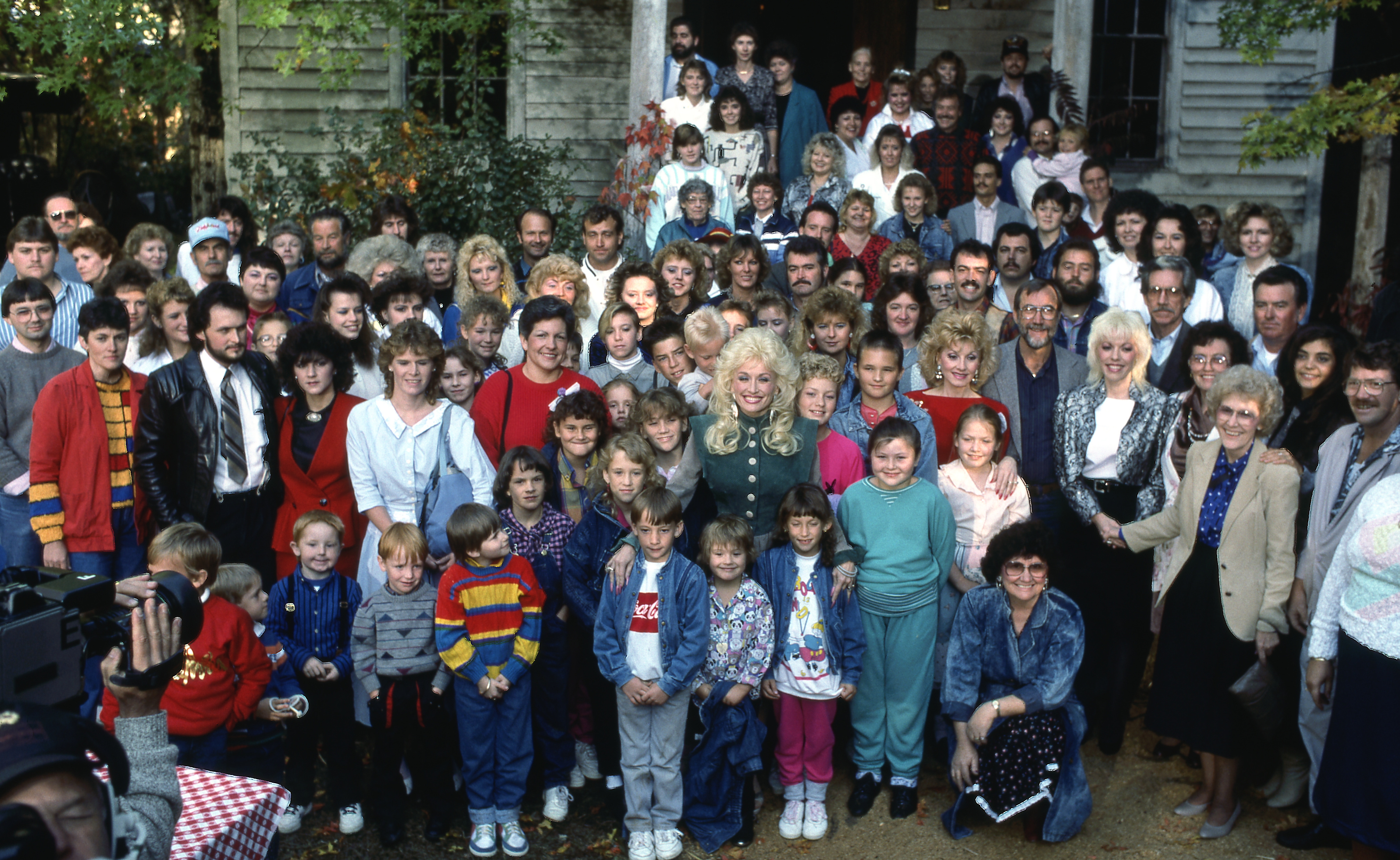 Dolly Parton y otros en el plató de "Dolly" en 1987 | Fuente: Getty Images