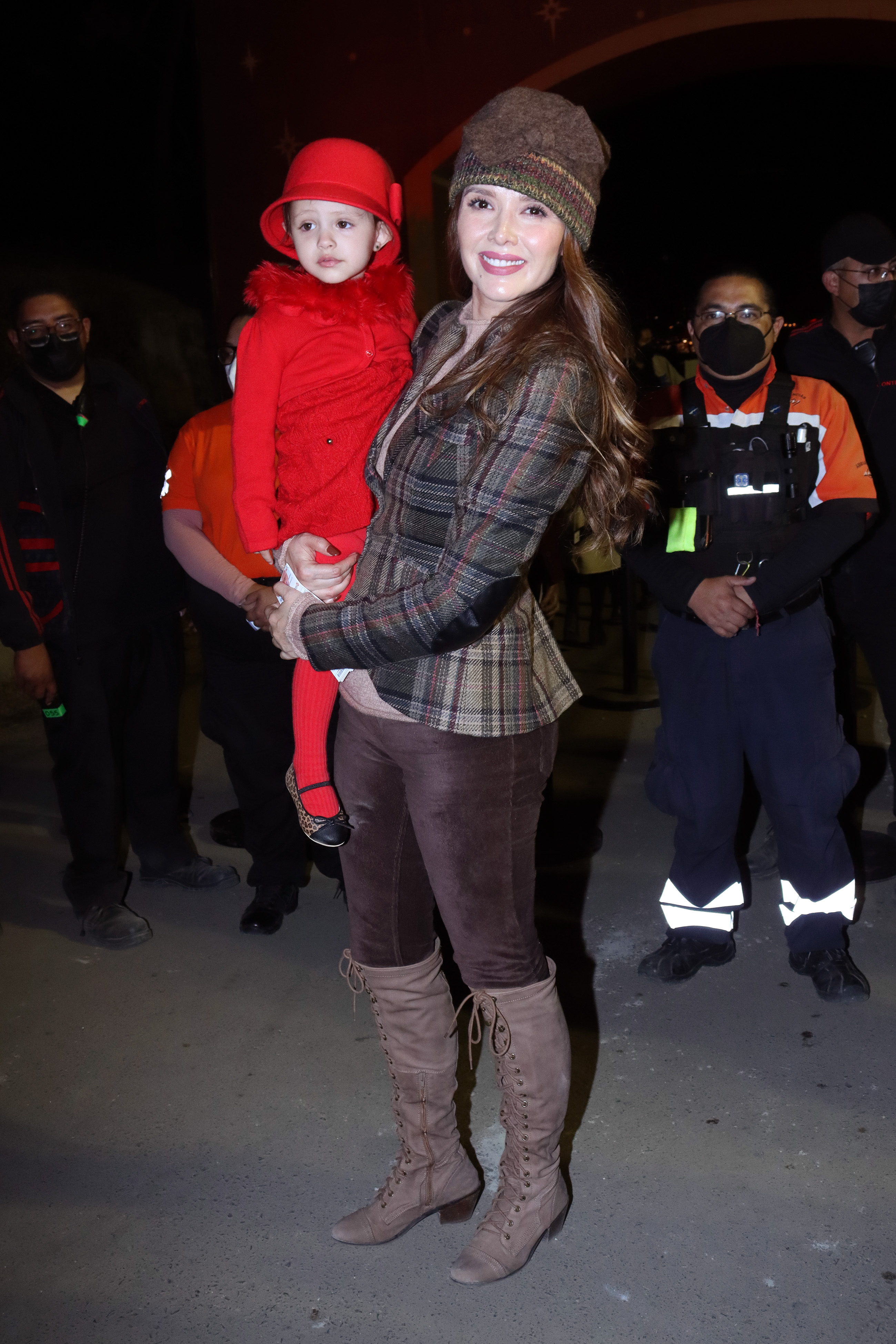 Marlene Favela posa junto a su hija Bella durante un evento de alfombra roja en la inauguración del parque temático Navidalia en la Alameda Poniente el 8 de diciembre de 2021 en la Ciudad de México, México. | Fuente: Getty Images