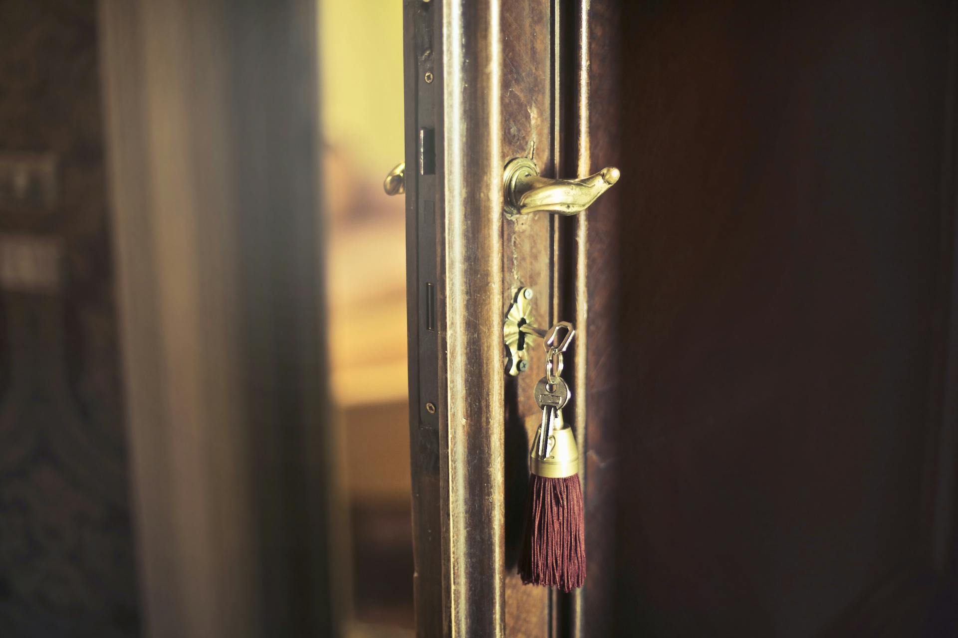 Una llave colgando de una puerta | Foto: Pexels