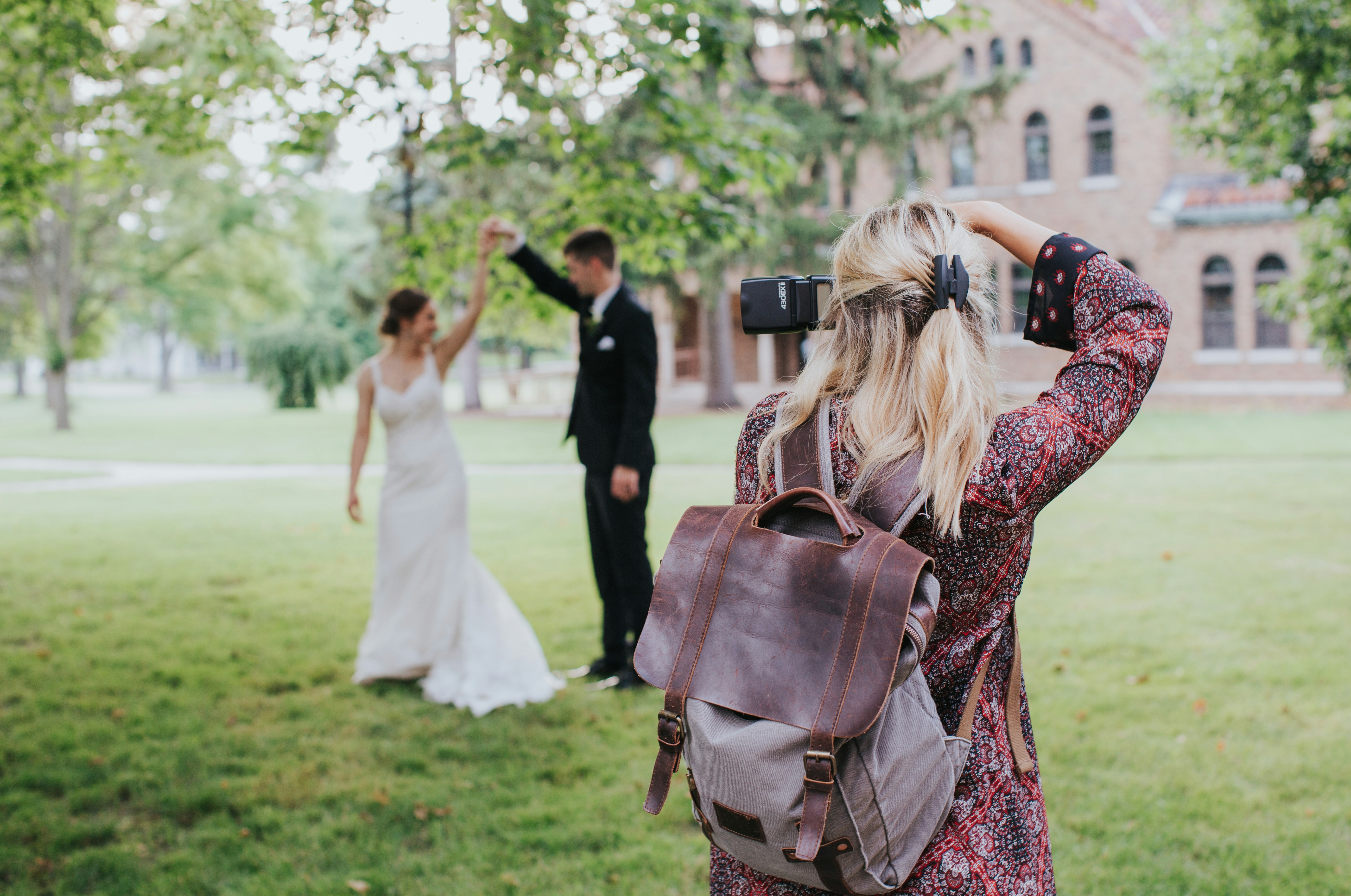 Una pareja posando para un fotógrafo de bodas | Fuente: Unsplash