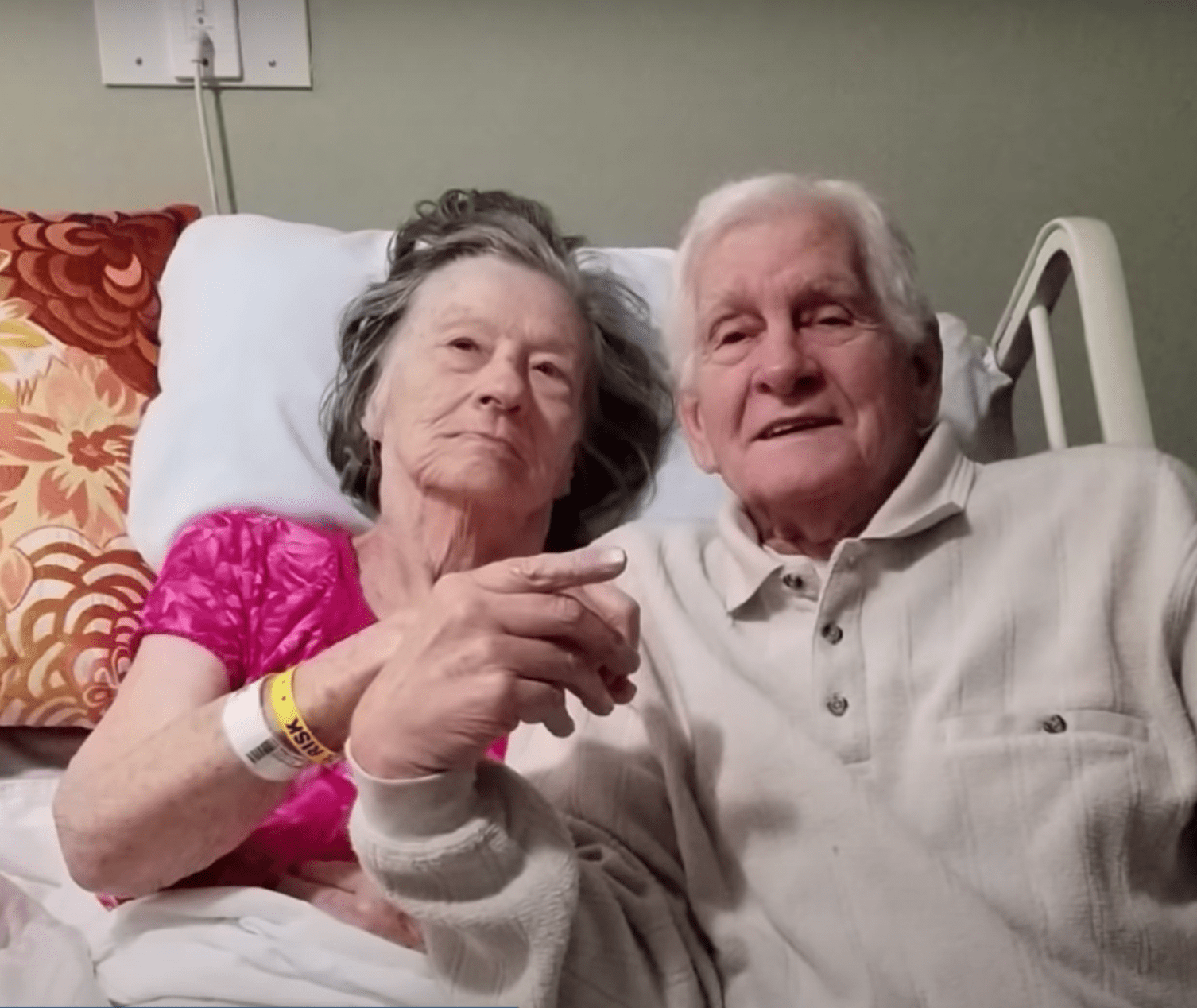Karl Von Schwarz con su esposa en el hospital. | Foto: youtube.com/CBS News