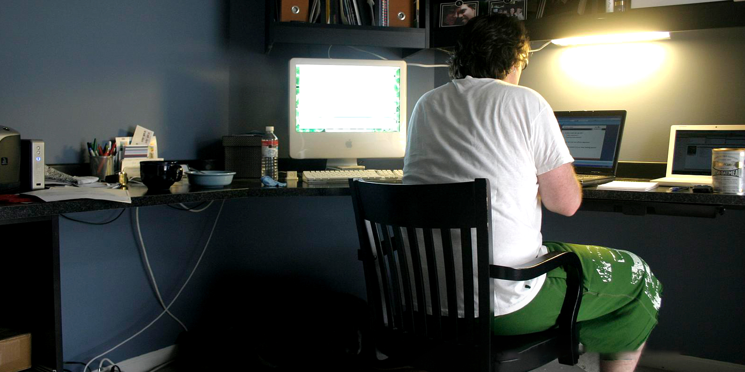 Un hombre utilizando un ordenador portátil en casa | Foto: Flickr.com/ishane (CC BY 2.0)