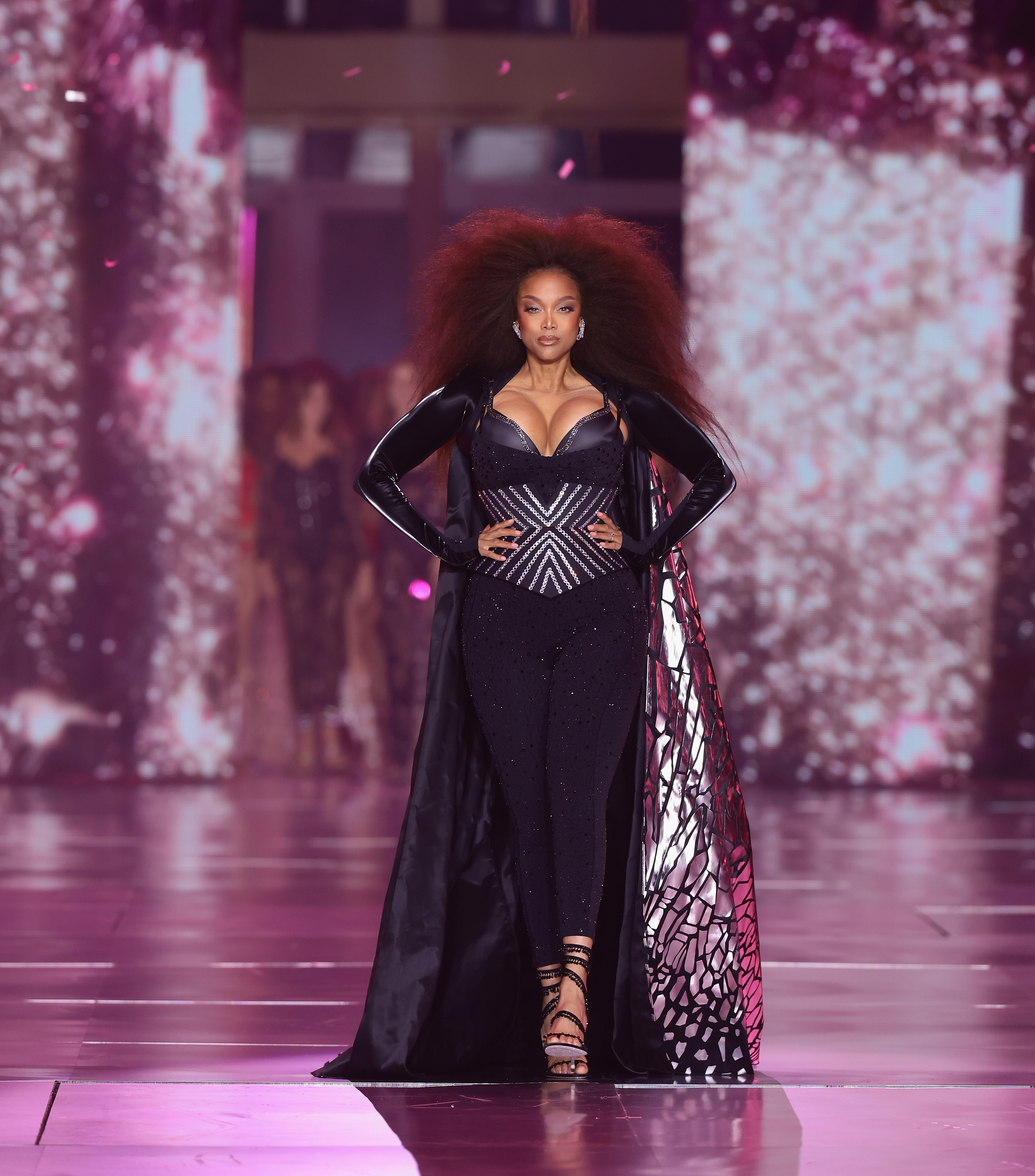 Tyra Banks camina por la pasarela del Victoria's Secret Fashion Show 2024 en Nueva York el 15 de octubre de 2024 | Fuente: Getty Images