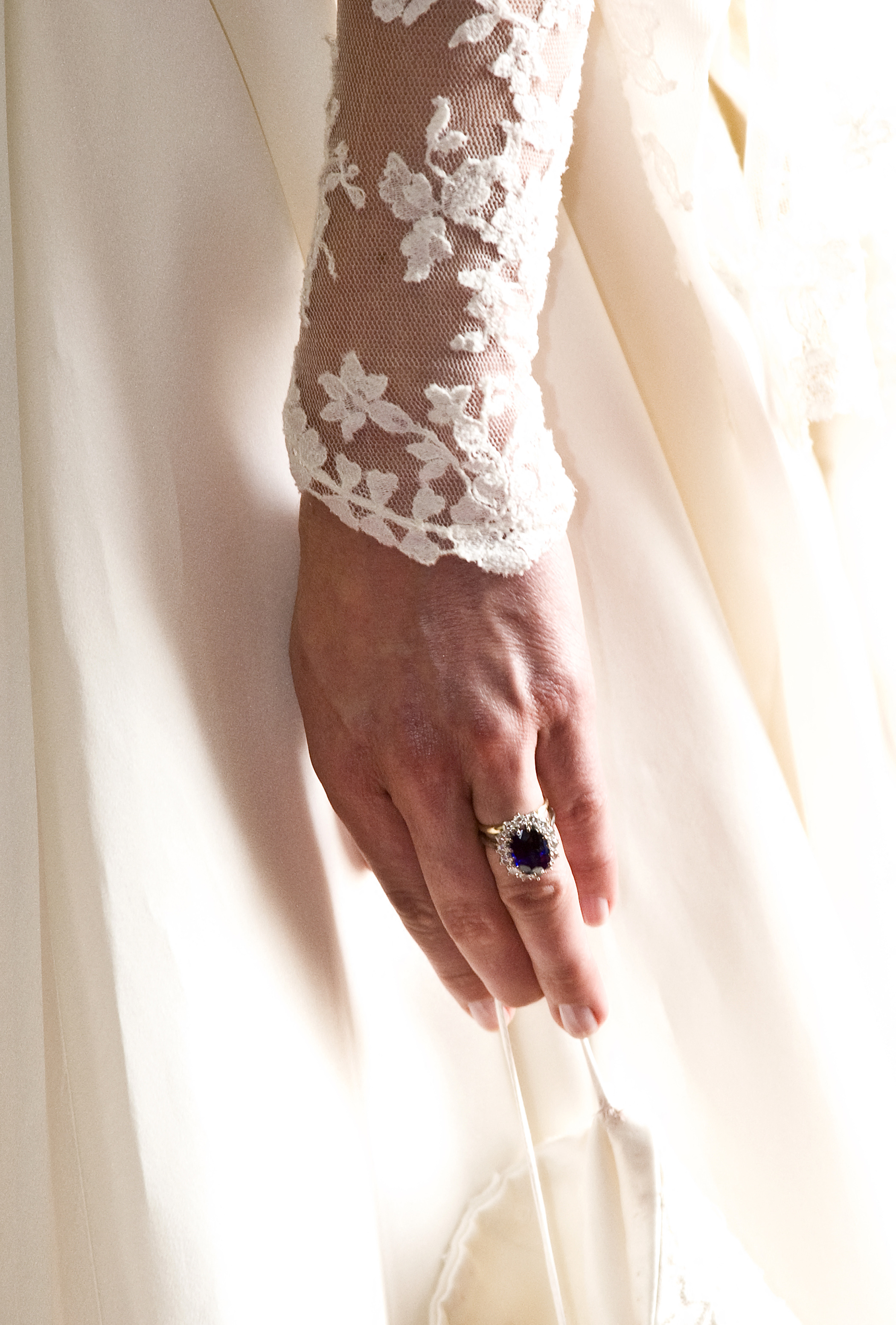 Una foto muestra los anillos de boda y compromiso que lleva Catherine Middleton, el 29 de abril de 2011 | Fuente: Getty Images