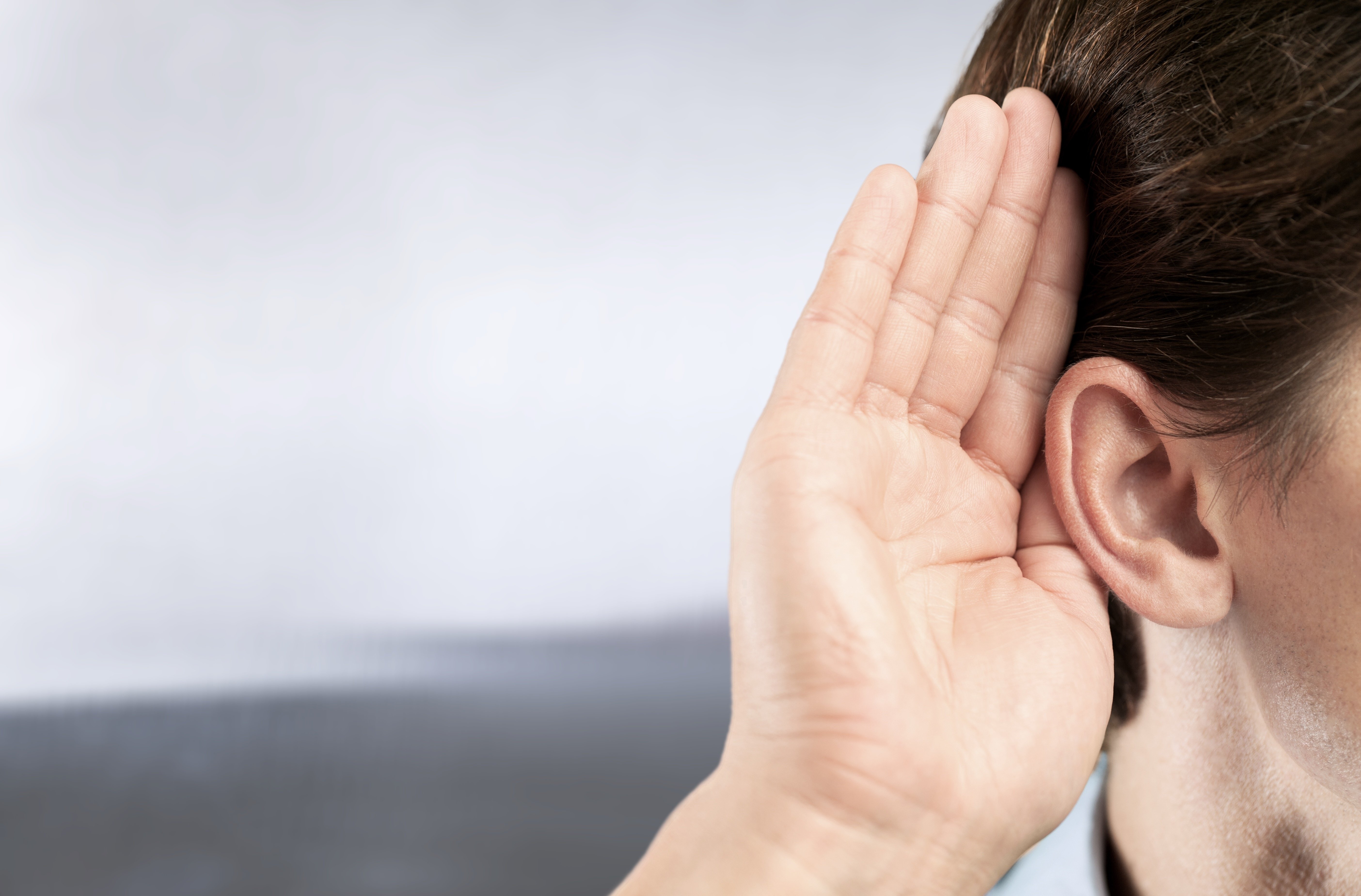 Hombre intentando escuchar. | Foto: Shutterstock