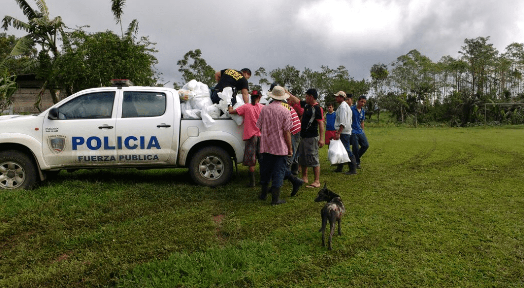 Personas alrededor de un vehículo de la Fuerza Pública costarricense. | Foto: Southcom.mil
