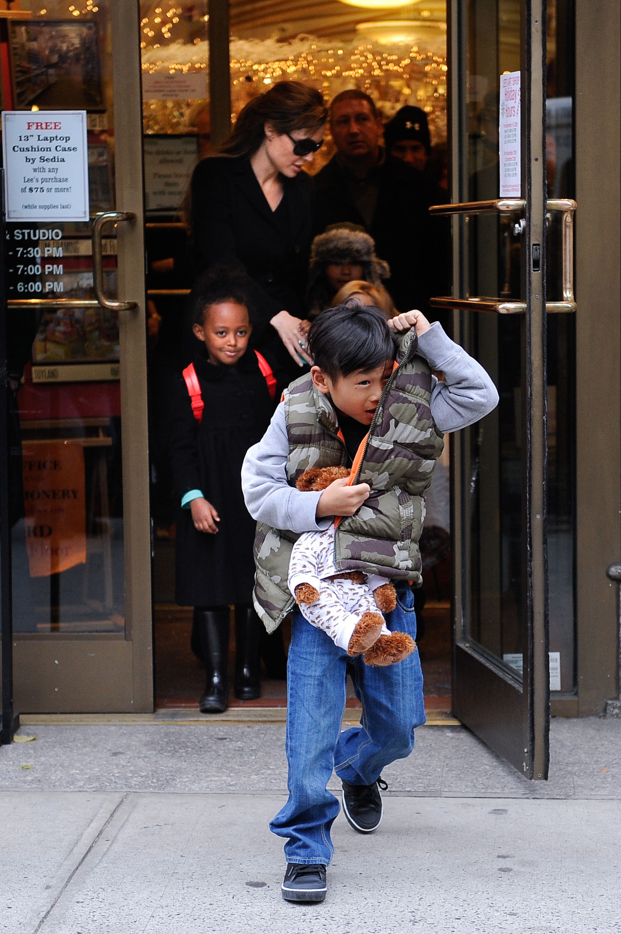 Zahara Jolie-Pitt, la actriz Angelina Jolie, Shiloh Jolie-Pitt, Maddox Jolie Pitt y Pax Jolie-Pitt salen de Lee's Art Shop el 7 de diciembre de 2010 en Nueva York. | Foto: Getty Images