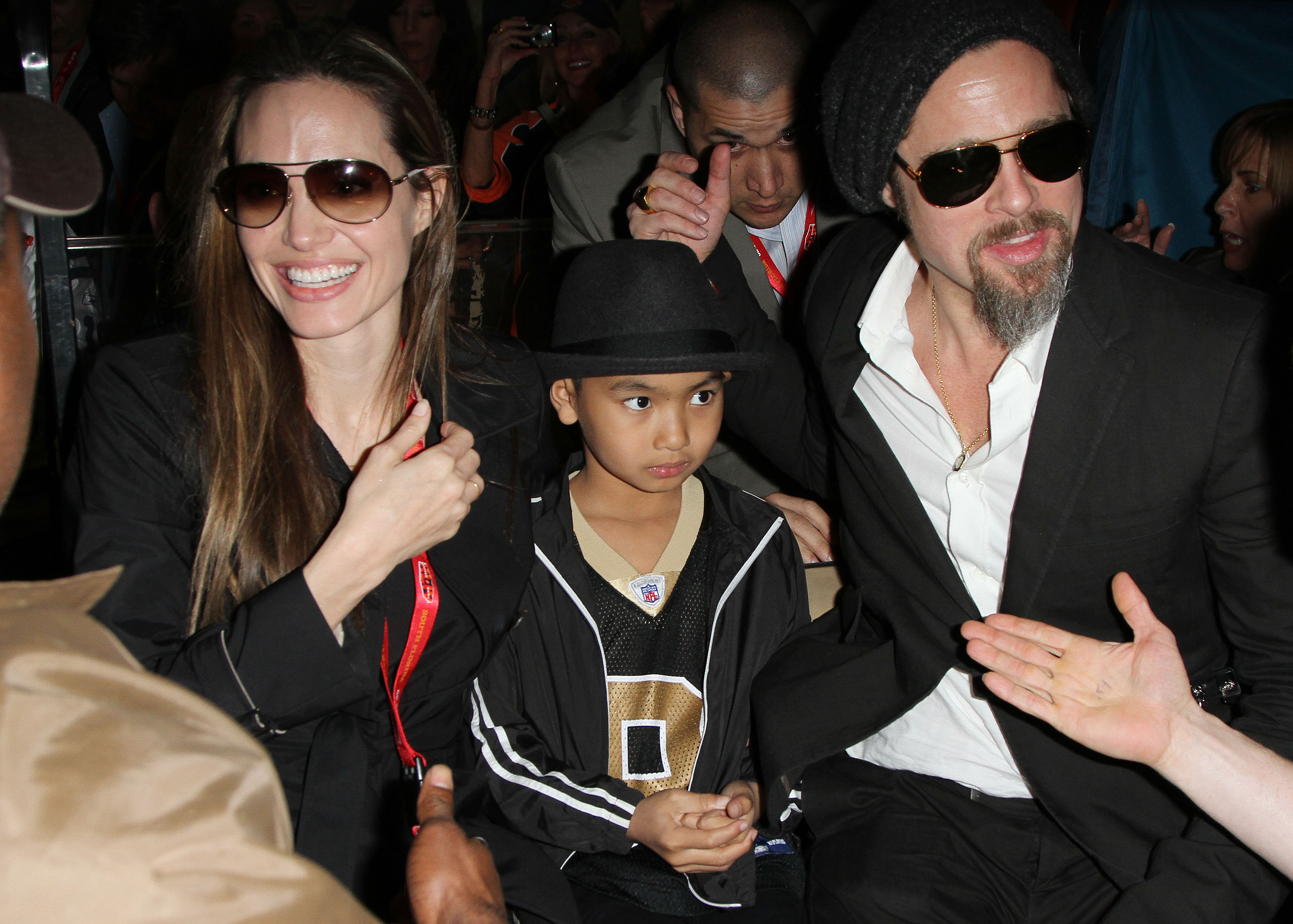 Se ve a Angelina Jolie, Maddox y Brad Pitt saliendo del Super Bowl XLIV el 7 de febrero de 2010 en Miami Gardens, Florida | Fuente: Getty Images