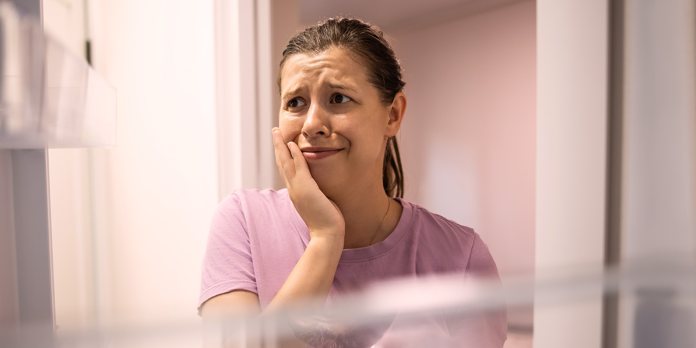 Una mujer sujetándose la cabeza | Fuente: Shutterstock