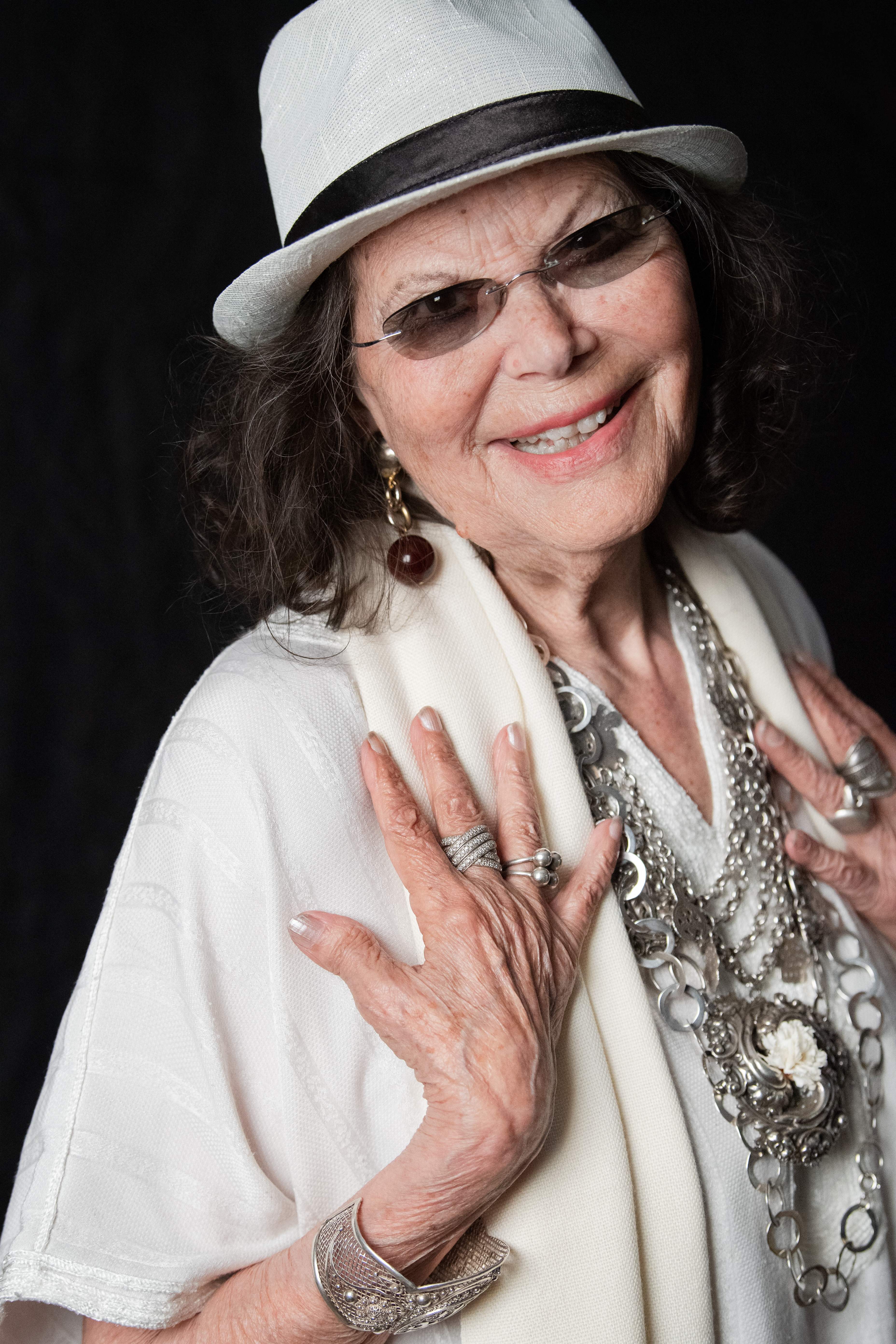 Claudia Cardinale durante una sesión fotográfica en la capital tunecina, Túnez, el 27 de mayo de 2022, en Túnez, Túnez. | Fuente: Getty Images