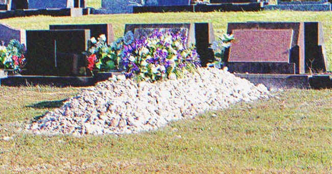 Una tumba con flores | Foto: Shutterstock