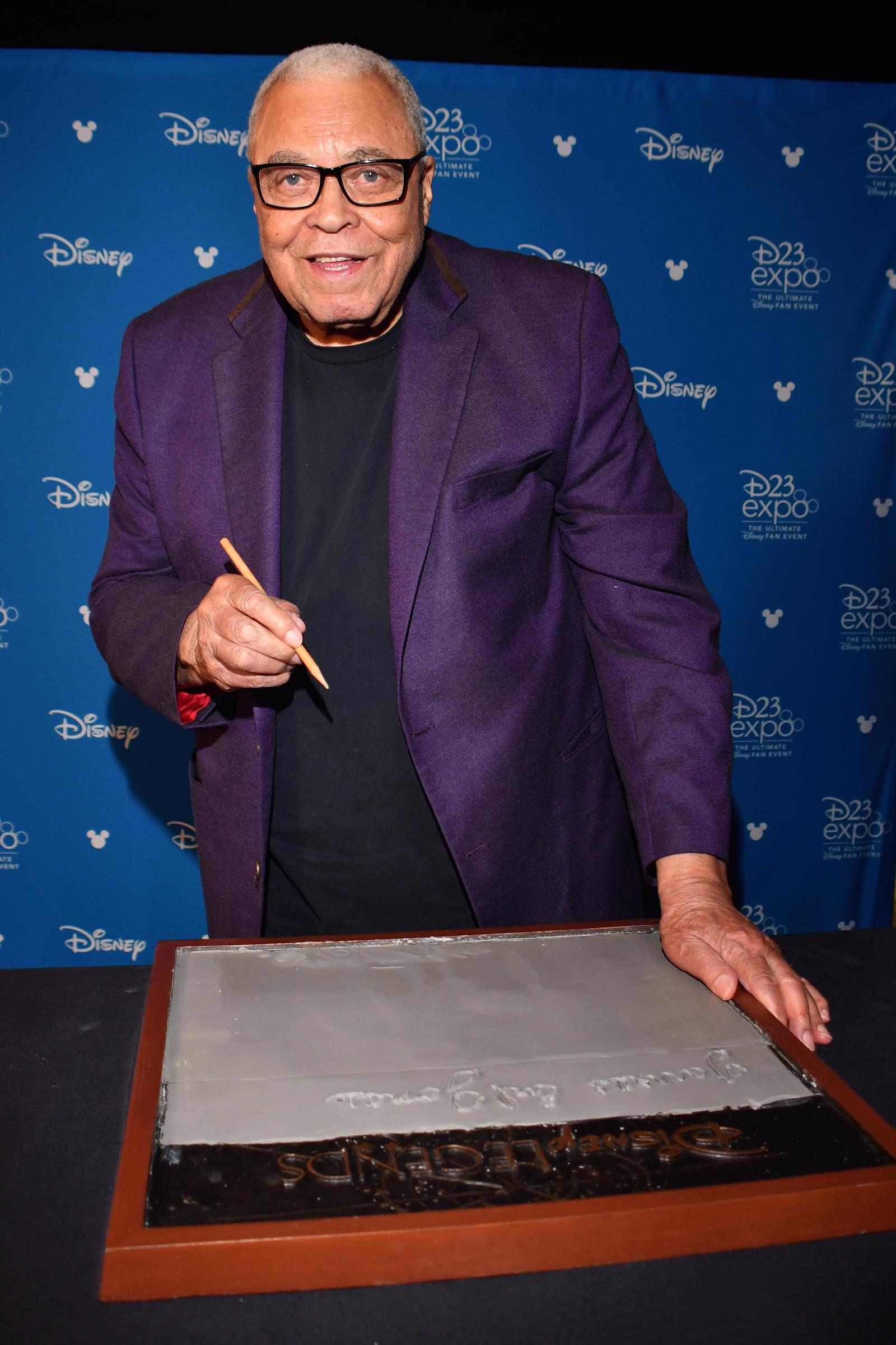 James Earl Jones aparece escribiendo en cemento para Disney durante un evento especial el 10 de julio de 2019, en Pawling, Nueva York | Fuente: Getty Images