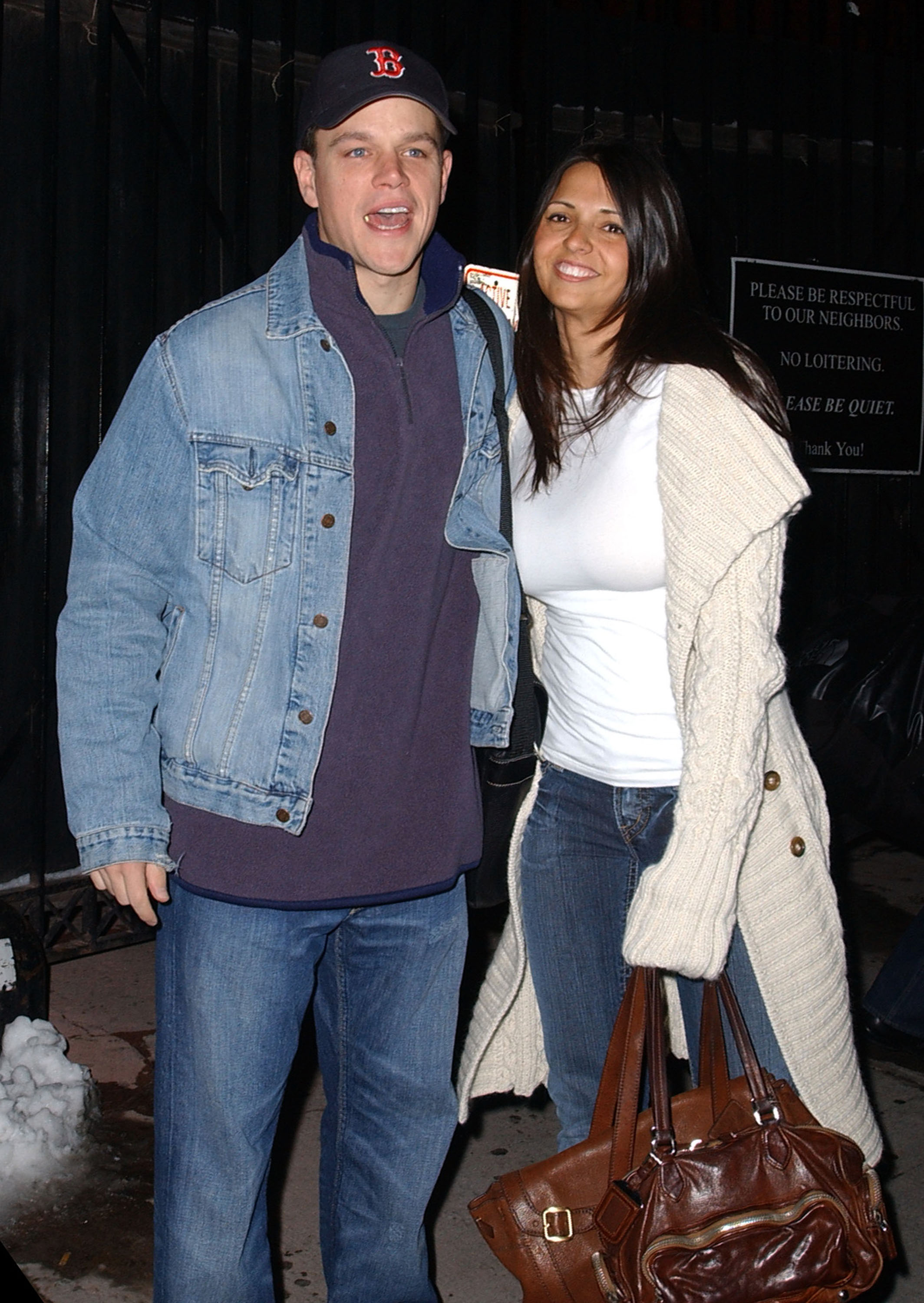 Matt Damon y Luciana Barroso salen de un apartamento en el centro de la ciudad, el 10 de diciembre de 2005 en Nueva York. | Foto: Getty Images