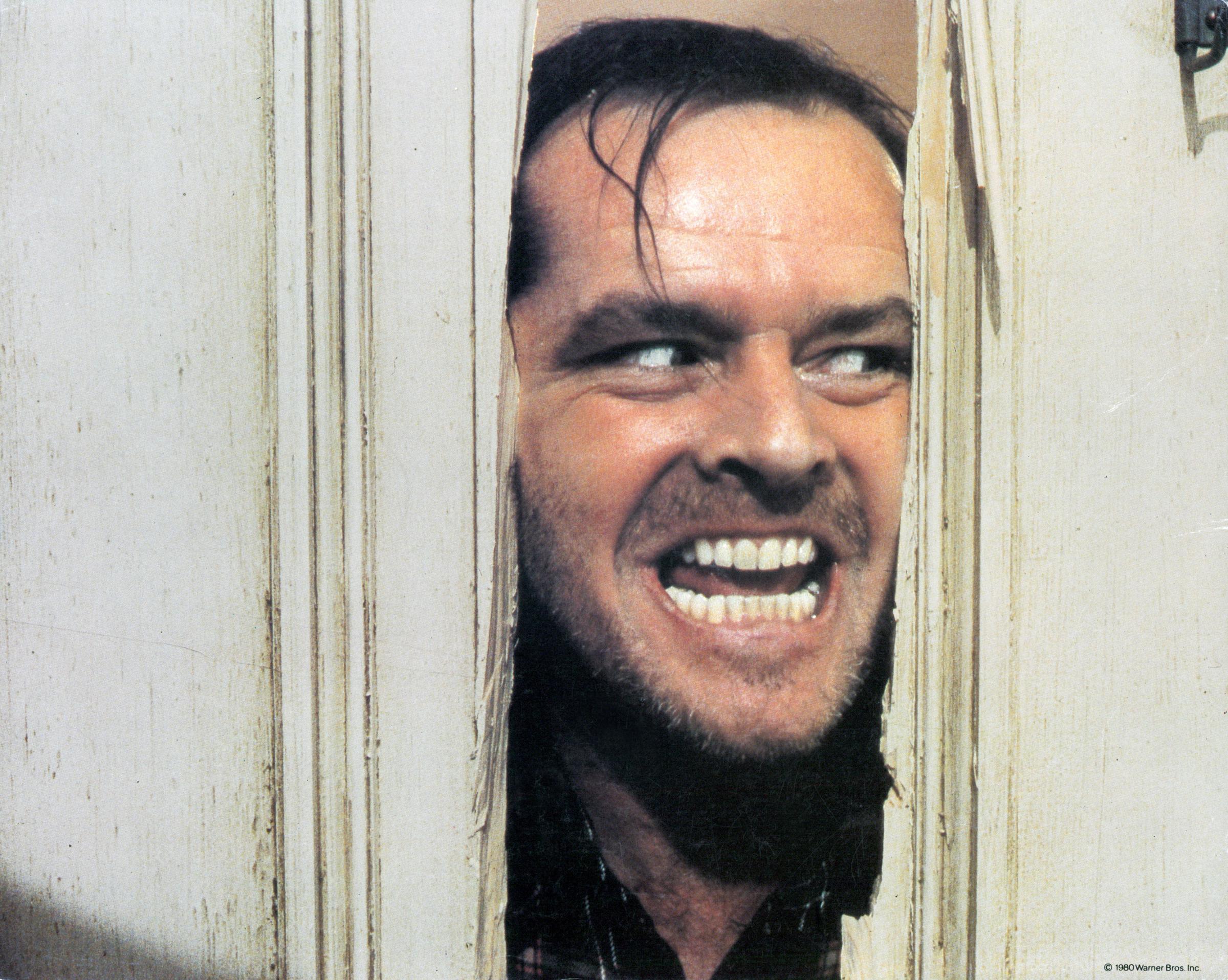 Jack Nicholson mirando por la puerta en la tarjeta de vestíbulo de la película "The Shining", en 1980 | Fuente: Getty Images