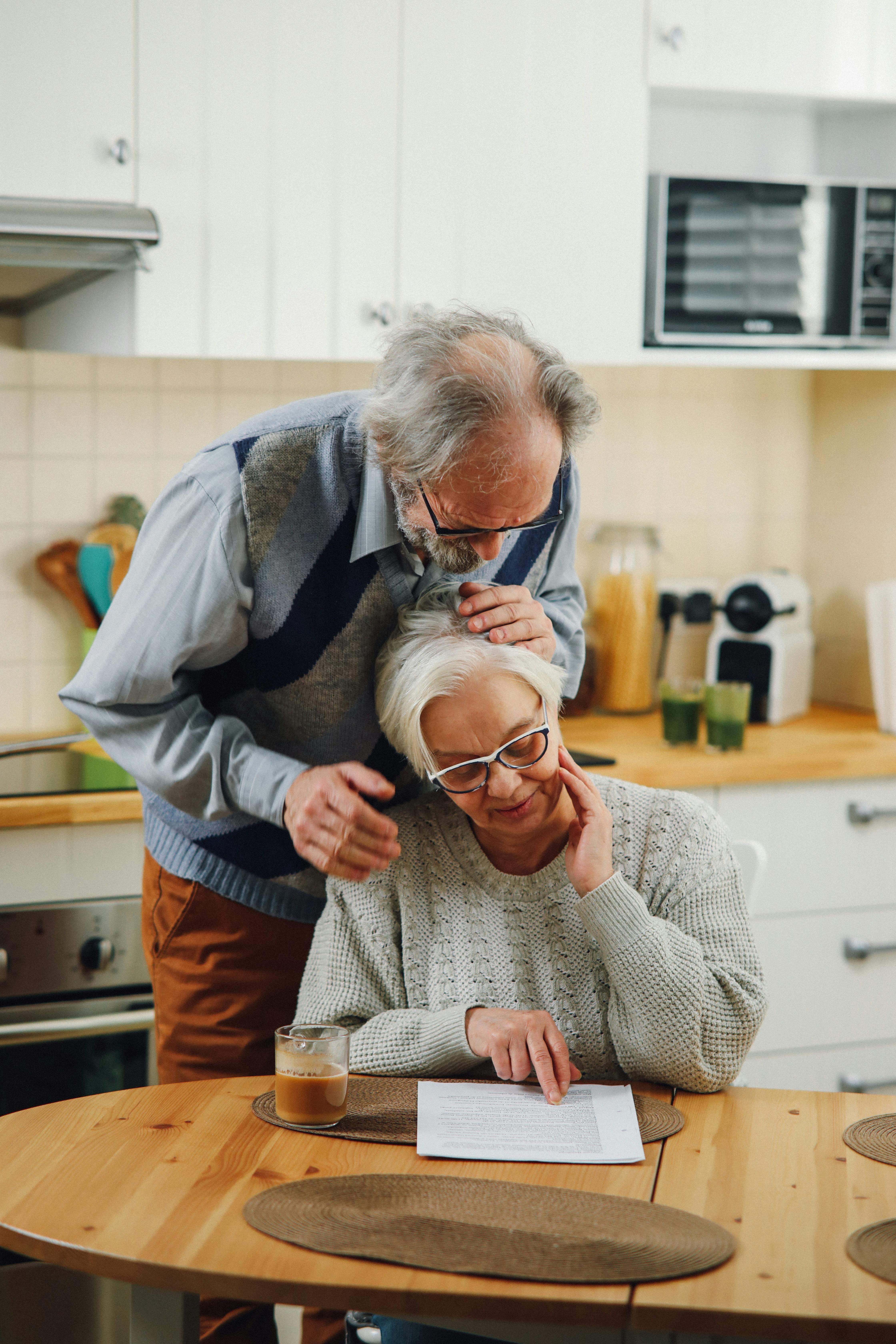 Una feliz pareja de ancianos en la cocina | Fuente: Pexels