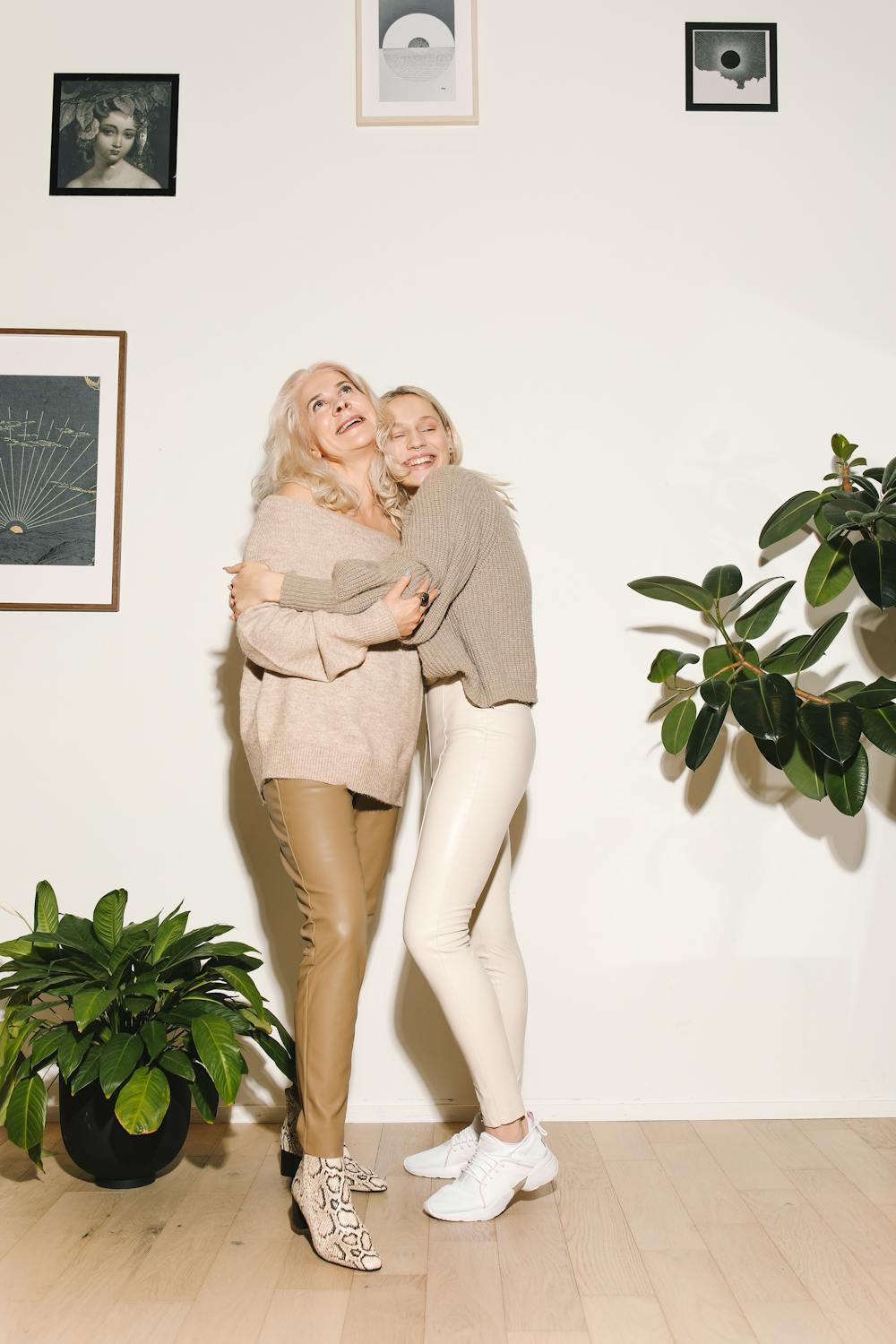 Una mujer abrazando a su madre | Fuente: Pexels