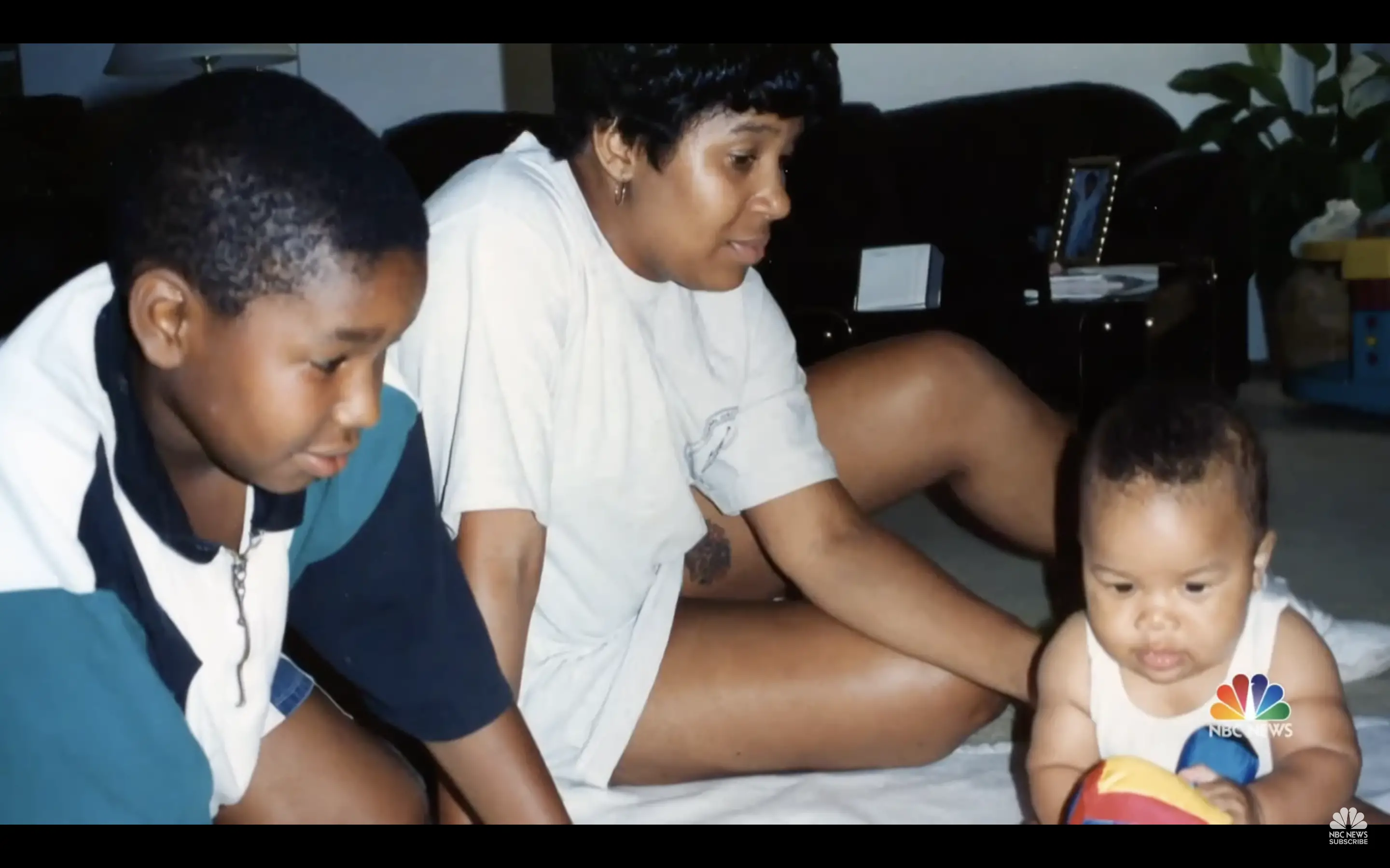 CeeCee Ross-Lyles y sus hijos Jerome y Jevon. | Foto: youtube.com/@NBCNews