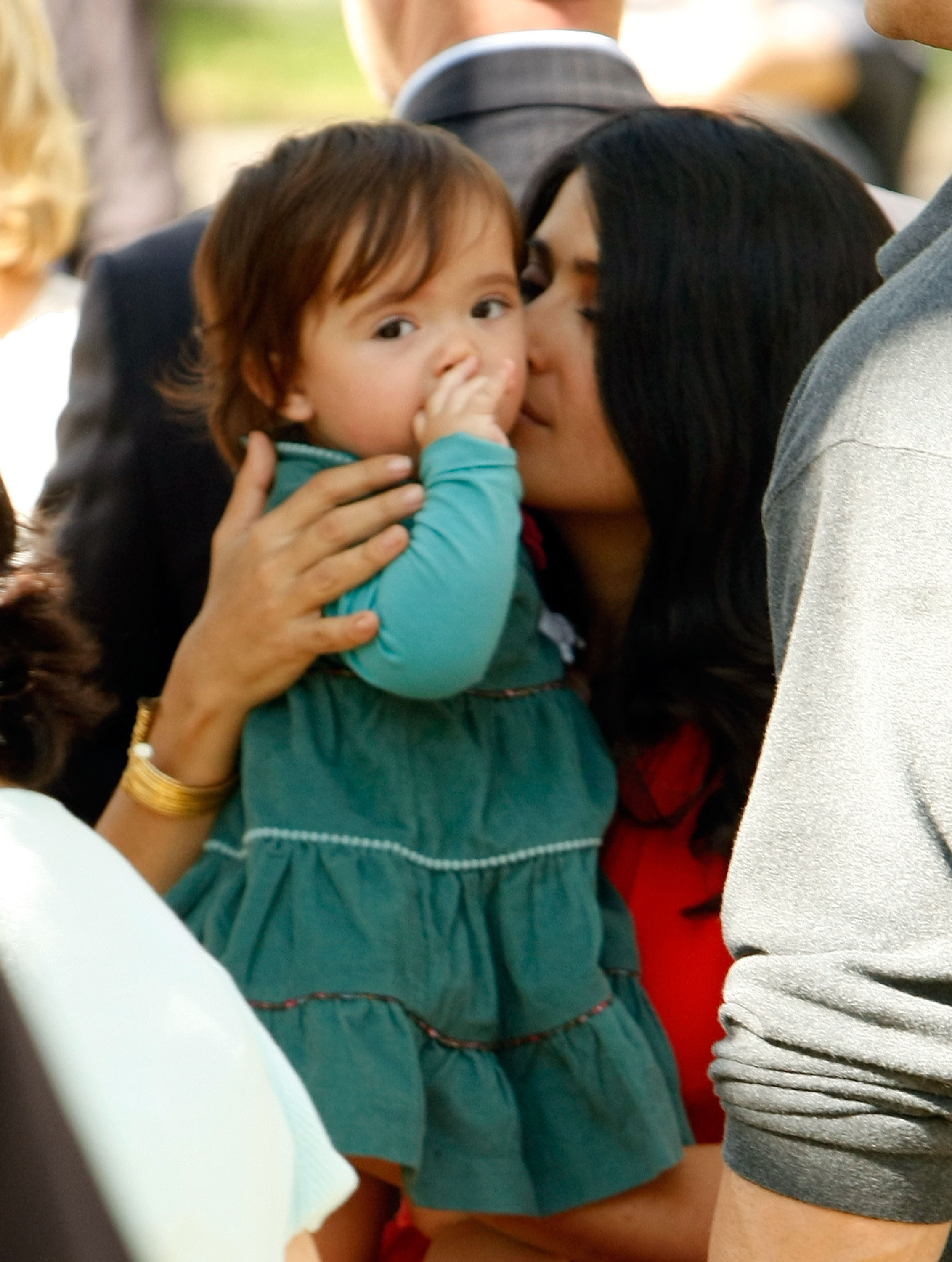 Salma Hayek y su bebé Valentina en el rodaje de "30 Rock", el 10 de octubre de 2008 en Nueva York. | Foto: Getty Images