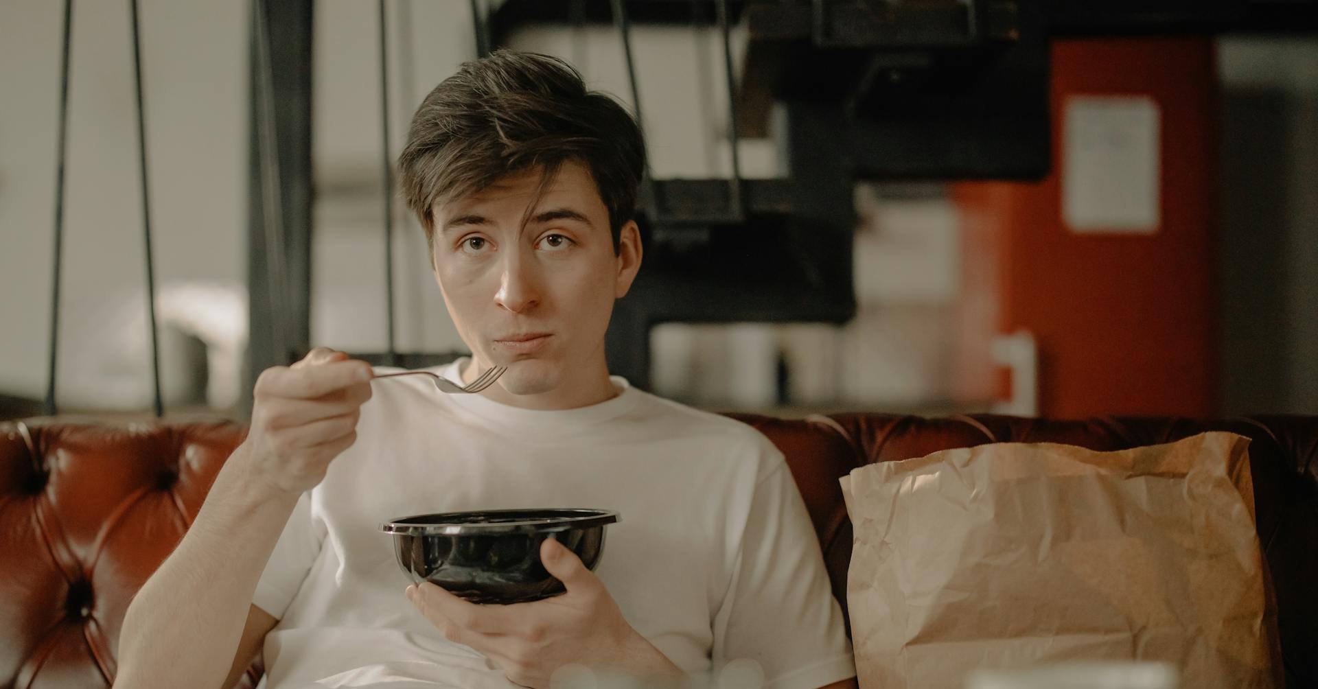Un hombre comiendo de un cuenco | Fuente: Pexels