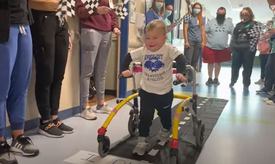 Alaric Bridgeman caminando. | Foto: Captura de Youtube/AkronChildrens