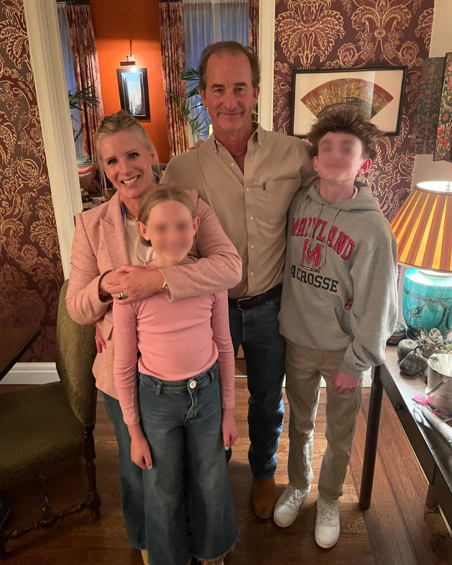 Kristin y Andrew Cabot posan con dos niños en la fiesta del 25 cumpleaños de su hija India Rose. | Fuente: Facebook/Maud Cabot
