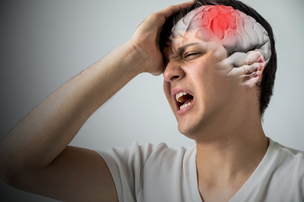 Hombre con dolor de cabeza | Foto: Shutterstock