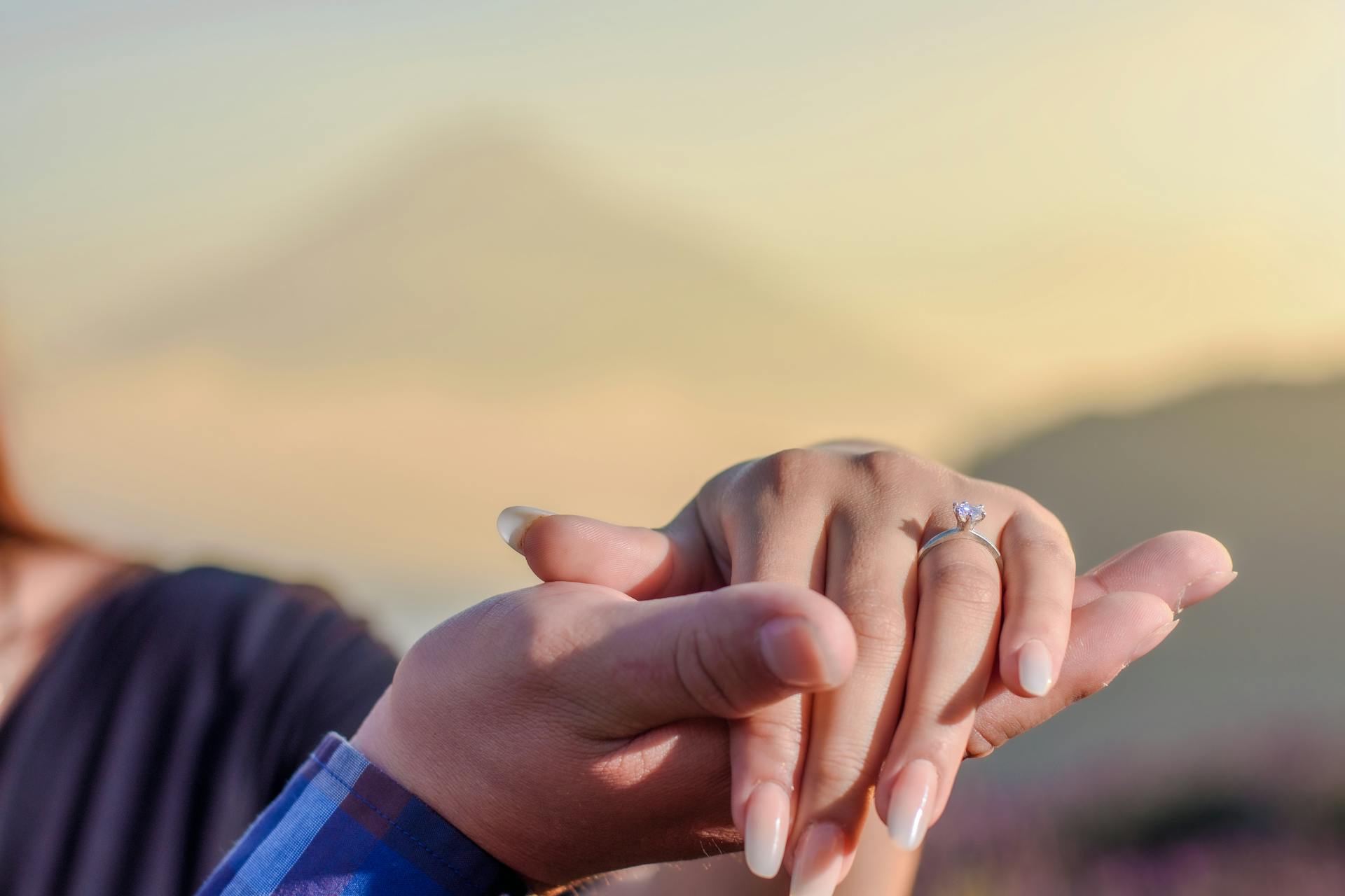 Una pareja de novios cogidos de la mano | Fuente: Pexels