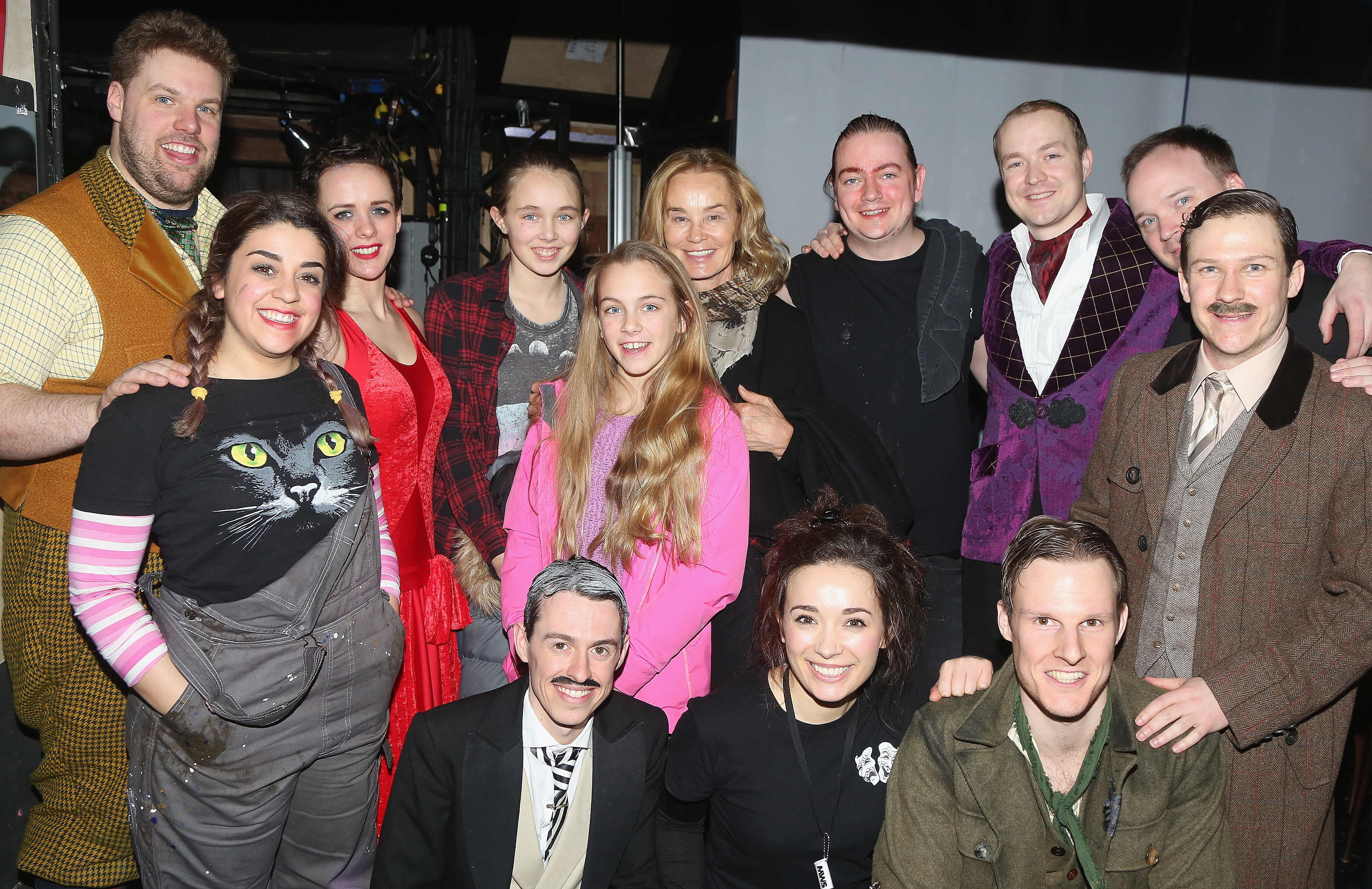 Jessica Lange y sus nietas Adah Bryan e Ilse Bryan posan entre bastidores con el reparto de la exitosa comedia "The Play That Goes Wrong" el 22 de marzo de 2017 en Nueva York | Fuente: Getty Images