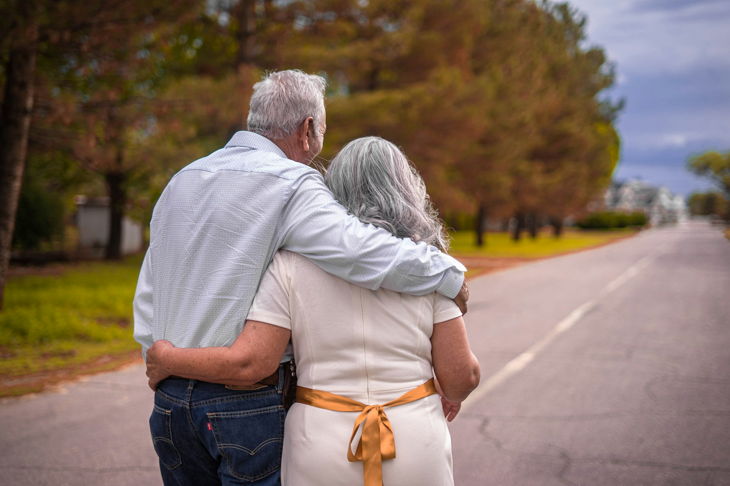 Una pareja de ancianos de pie en una carretera | Foto: Pexels