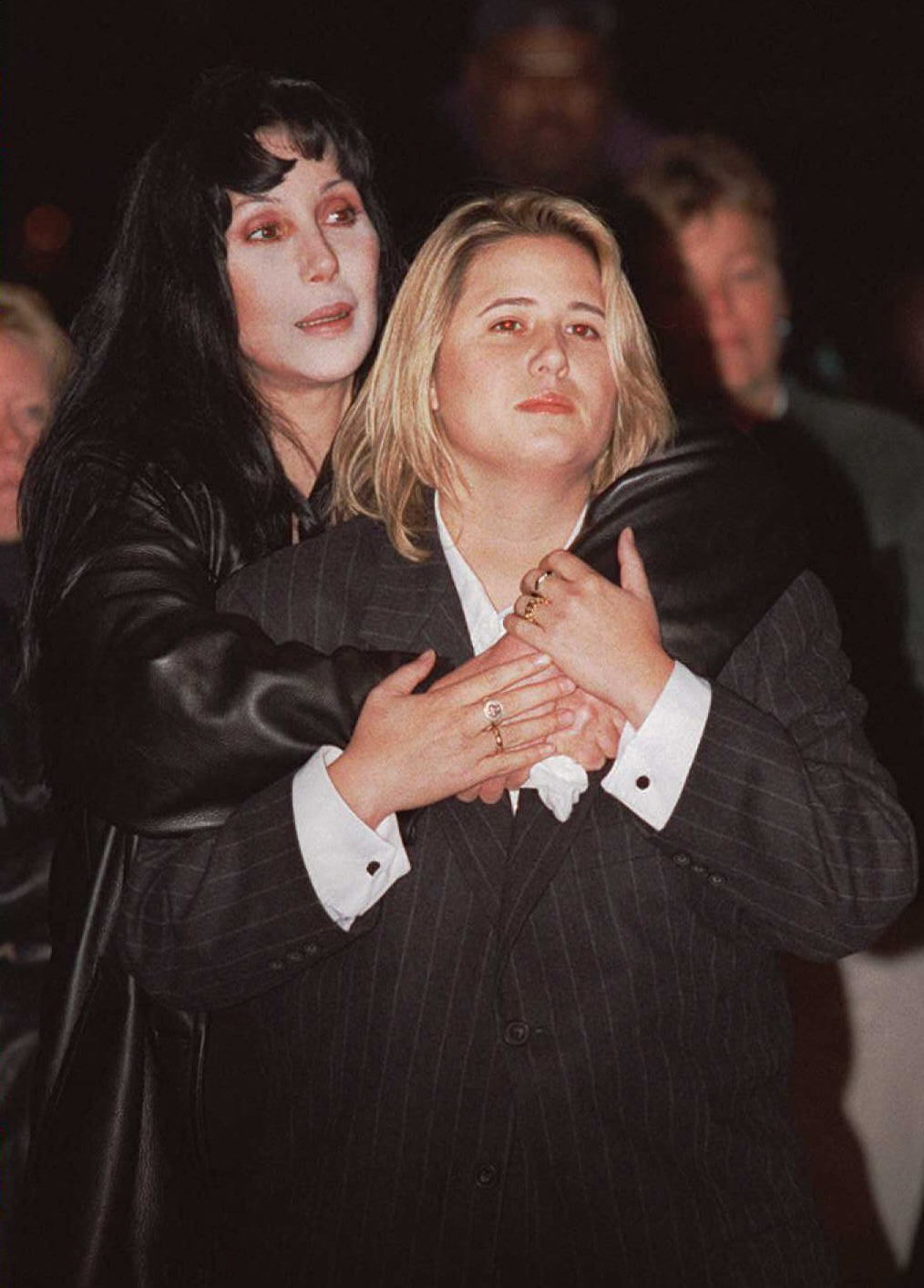Cher abraza a Chastity Bono durante una manifestación por el "Día Nacional de Salir del armario" en Washington DC, el 11 de octubre de 1996 | Foto: Getty Images