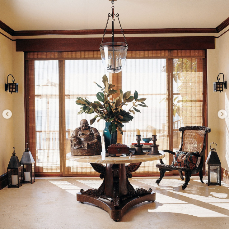 Una mesa redonda preside la entrada luminosa de la casa, enmarcada por madera oscura y con vistas al agua. Cindy dijo que la mesa la trajo de su apartamento de Nueva York y que la colocaron ahí después de que se hiciera una evaluación de feng shui de la casa. | Fuente: Instagram/elledecor