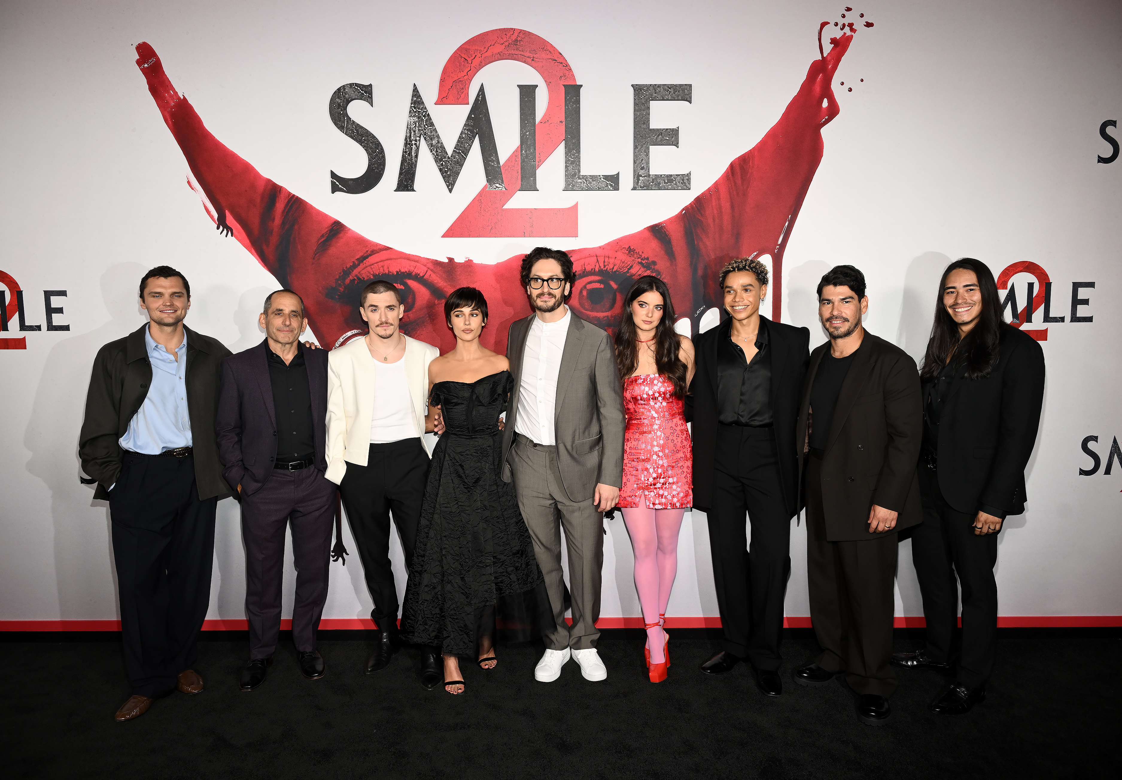 Ray Nicholson, Peter Jacobson, Kyle Gallner, Naomi Scott, Parker Finn, Dylan Gelula, Miles Gutierrez, Raul Castillo e Iván Carlo en el estreno de "Smile 2" en Los Angeles, California, el 14 de octubre de 2024 | Fuente: Getty Images