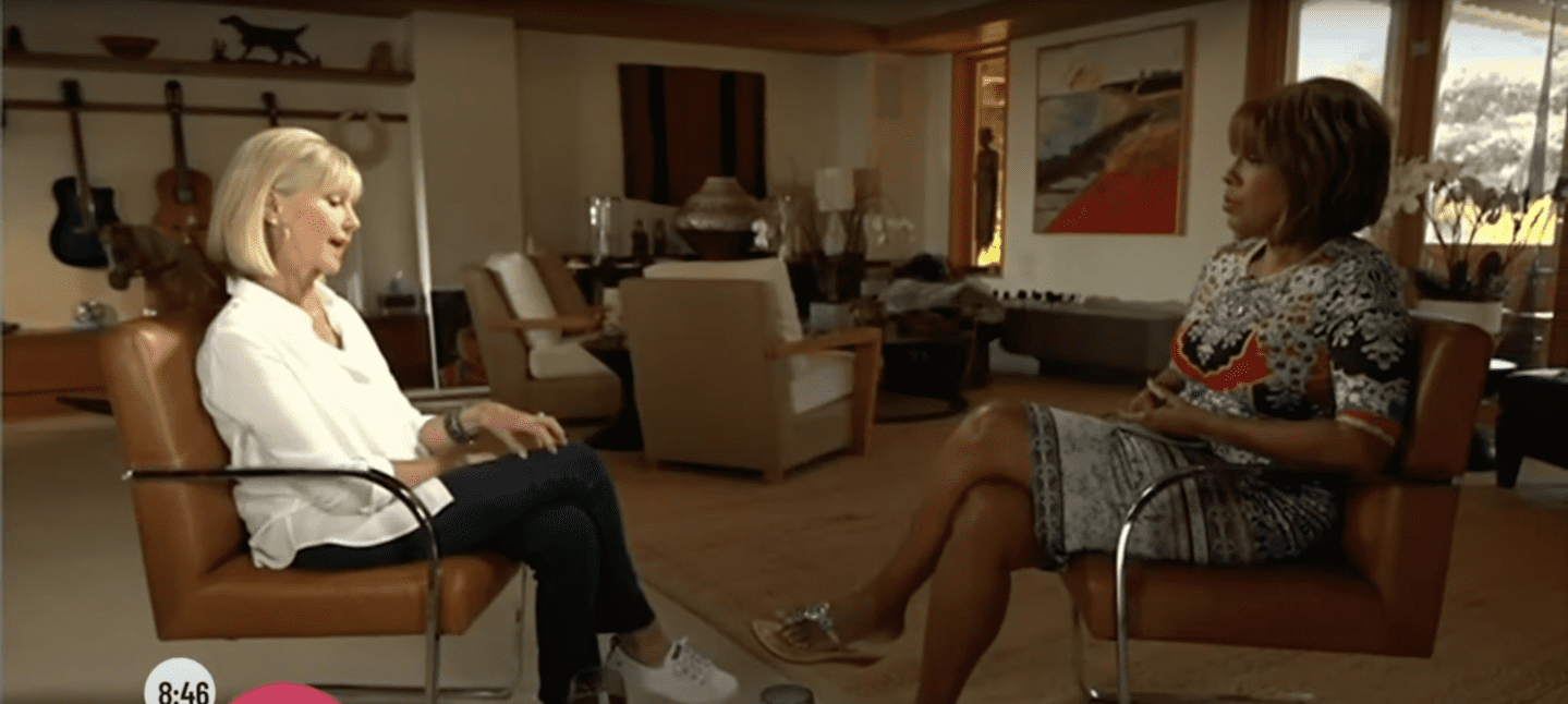 Olivia Newton-John durante una entrevista con Gayle King en su finca de caballos de California. | Foto: Youtube.com/Studio 10
